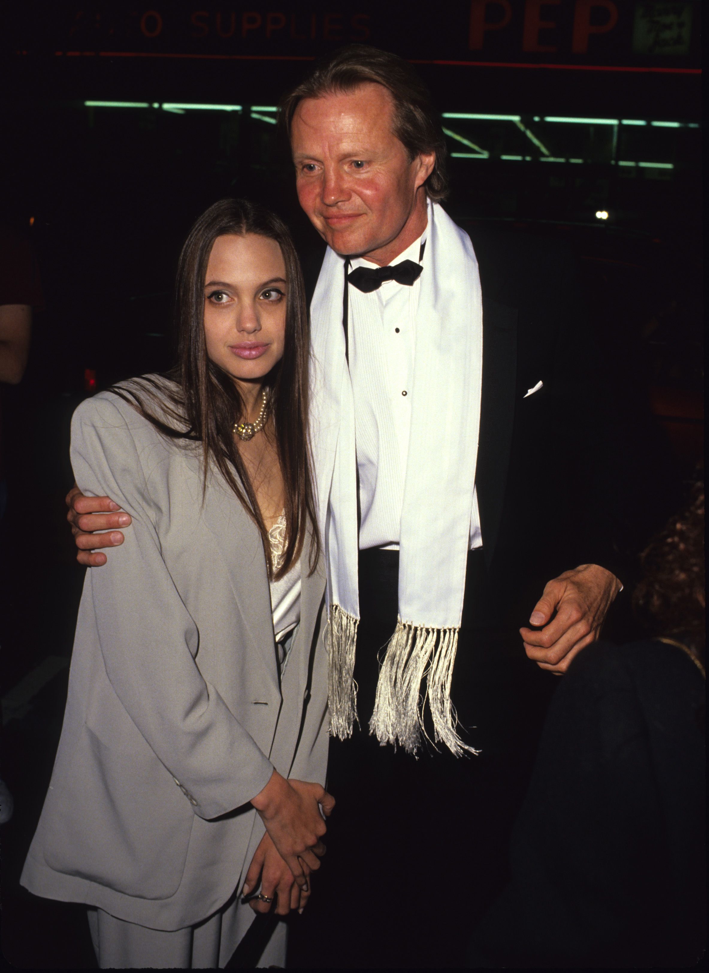 Angelina Jolie y Jon Voight fotografiados el 1 de enero de 1980 | Fuente: Getty Images