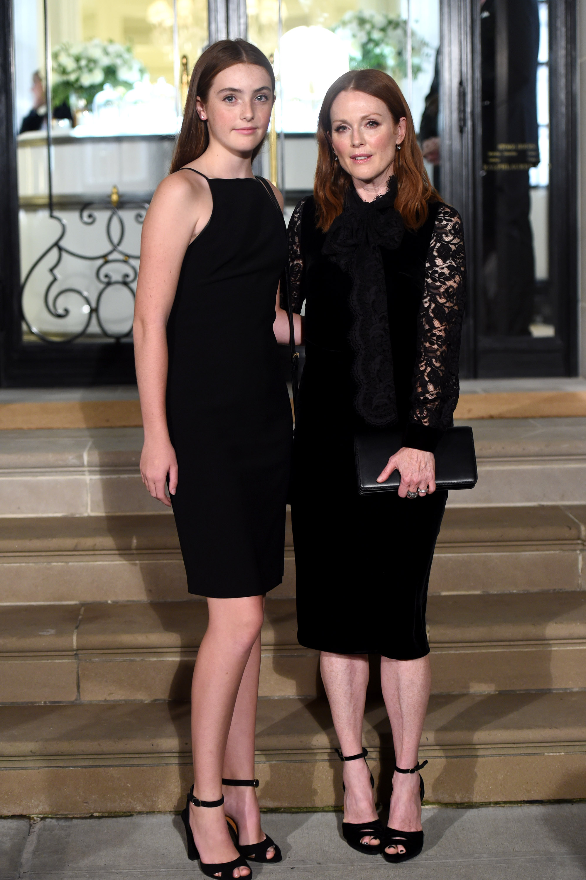 Liv Freundlich y Julianne Moore asisten al desfile de Ralph Lauren el 14 de septiembre de 2016 | Fuente: Getty Images