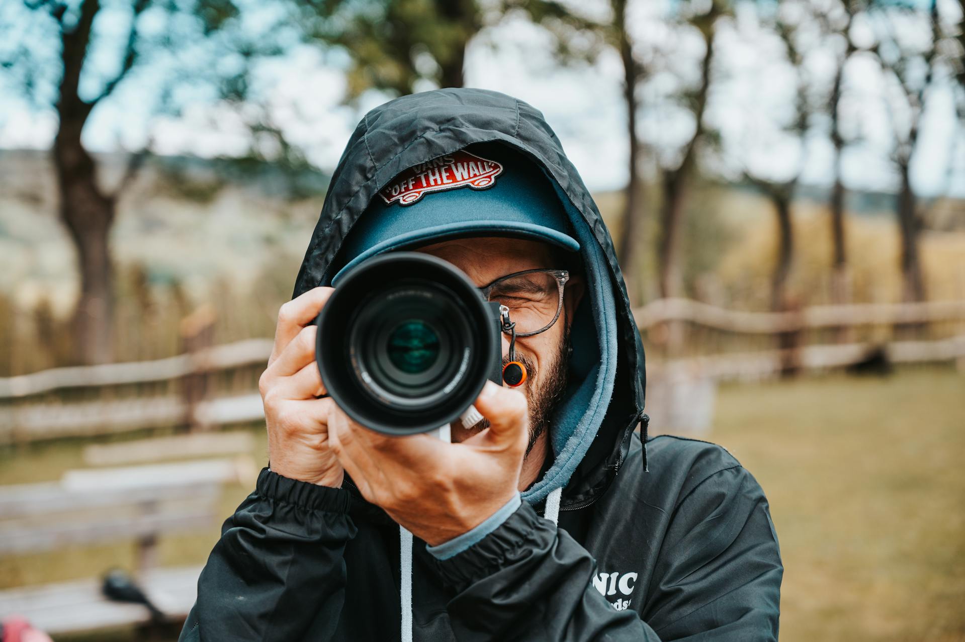 Un hombre haciendo una foto | Fuente: Pexels