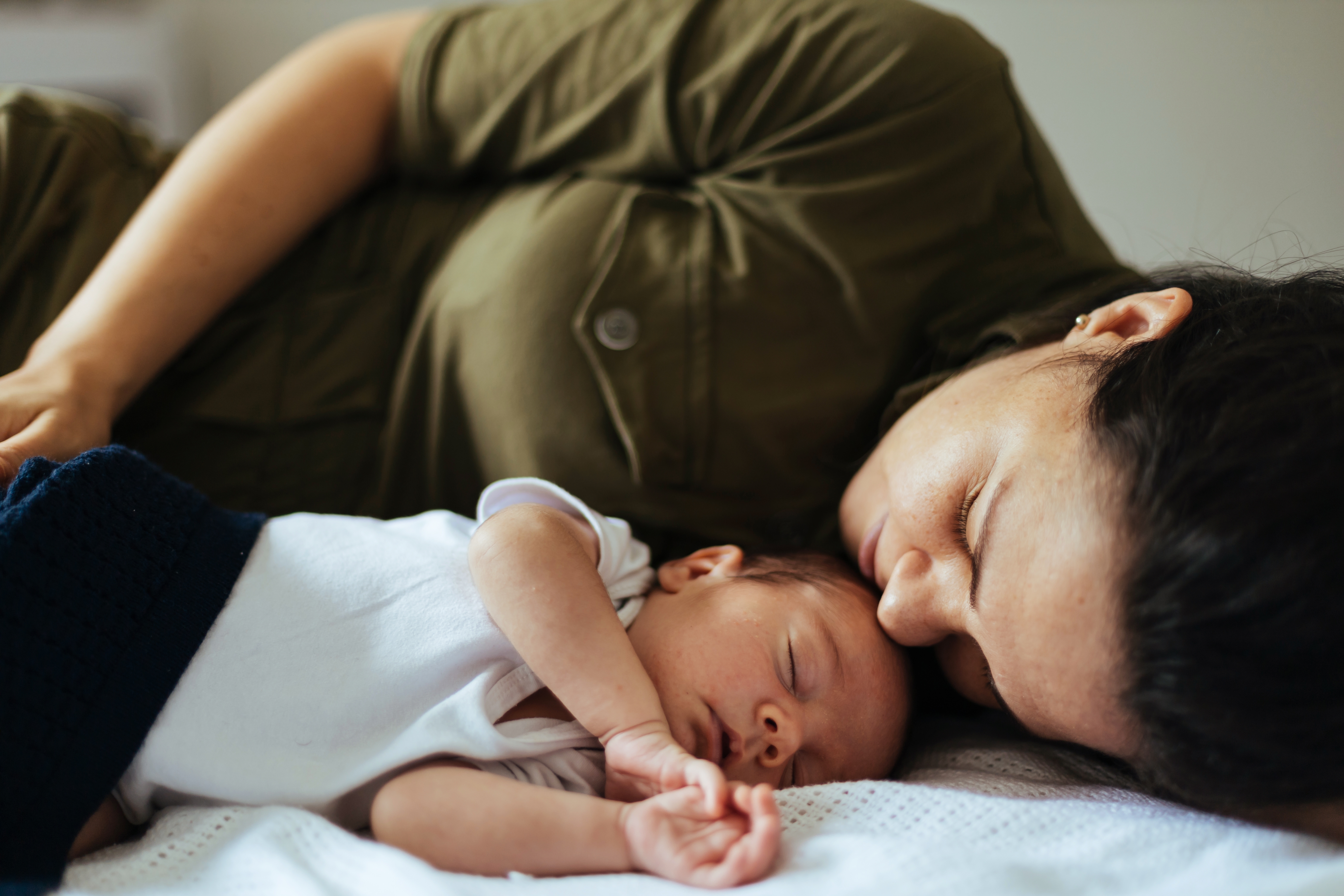 Mujer junto a un bebé | Foto: Shutterstock