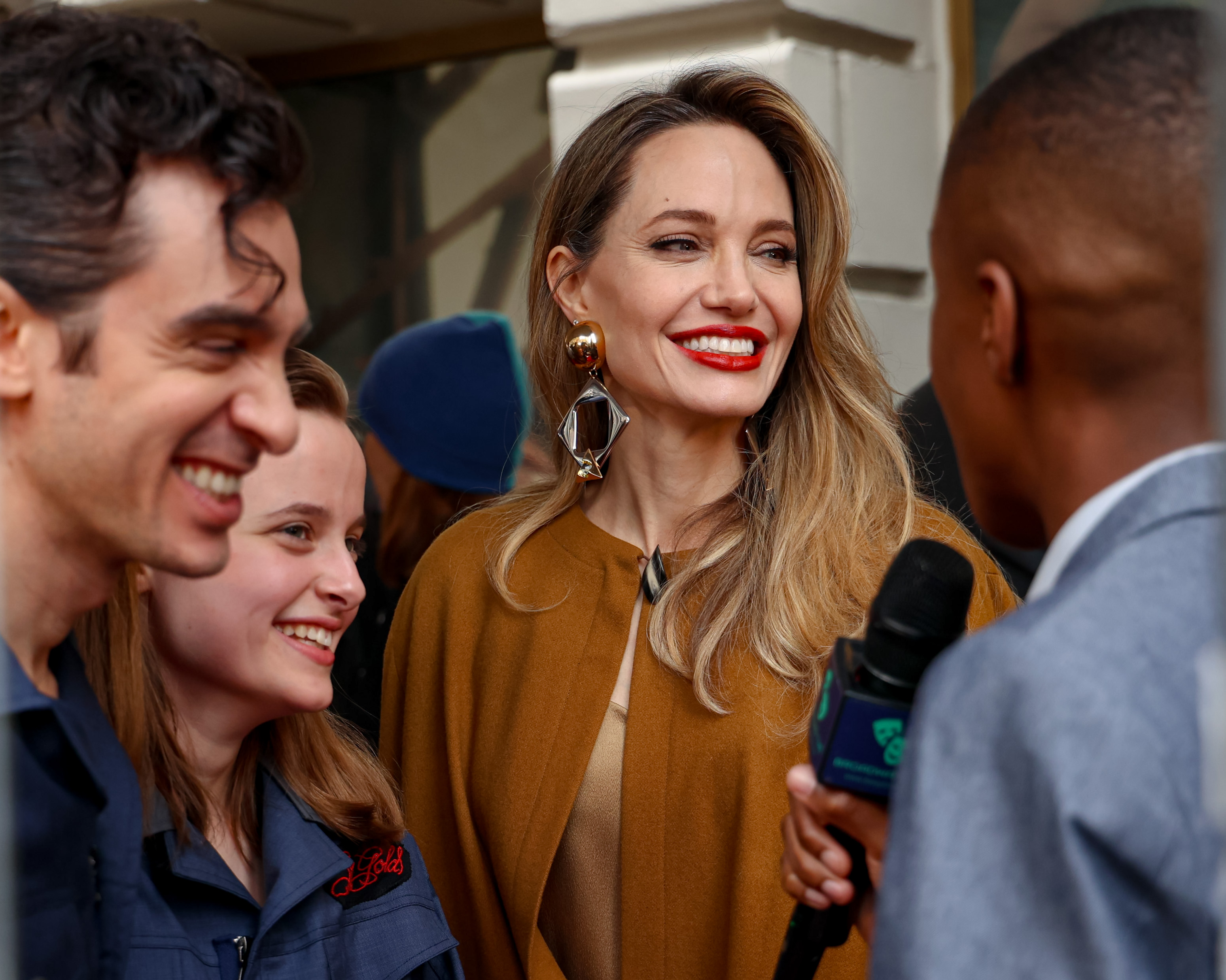 Justin Levine, Vivienne Jolie-Pitt y Angelina Jolie hablan con los medios de comunicación durante el estreno de "The Outsiders" en el teatro Bernard B. Jacobs el 11 de abril de 2024, en Nueva York | Foto: Getty Images