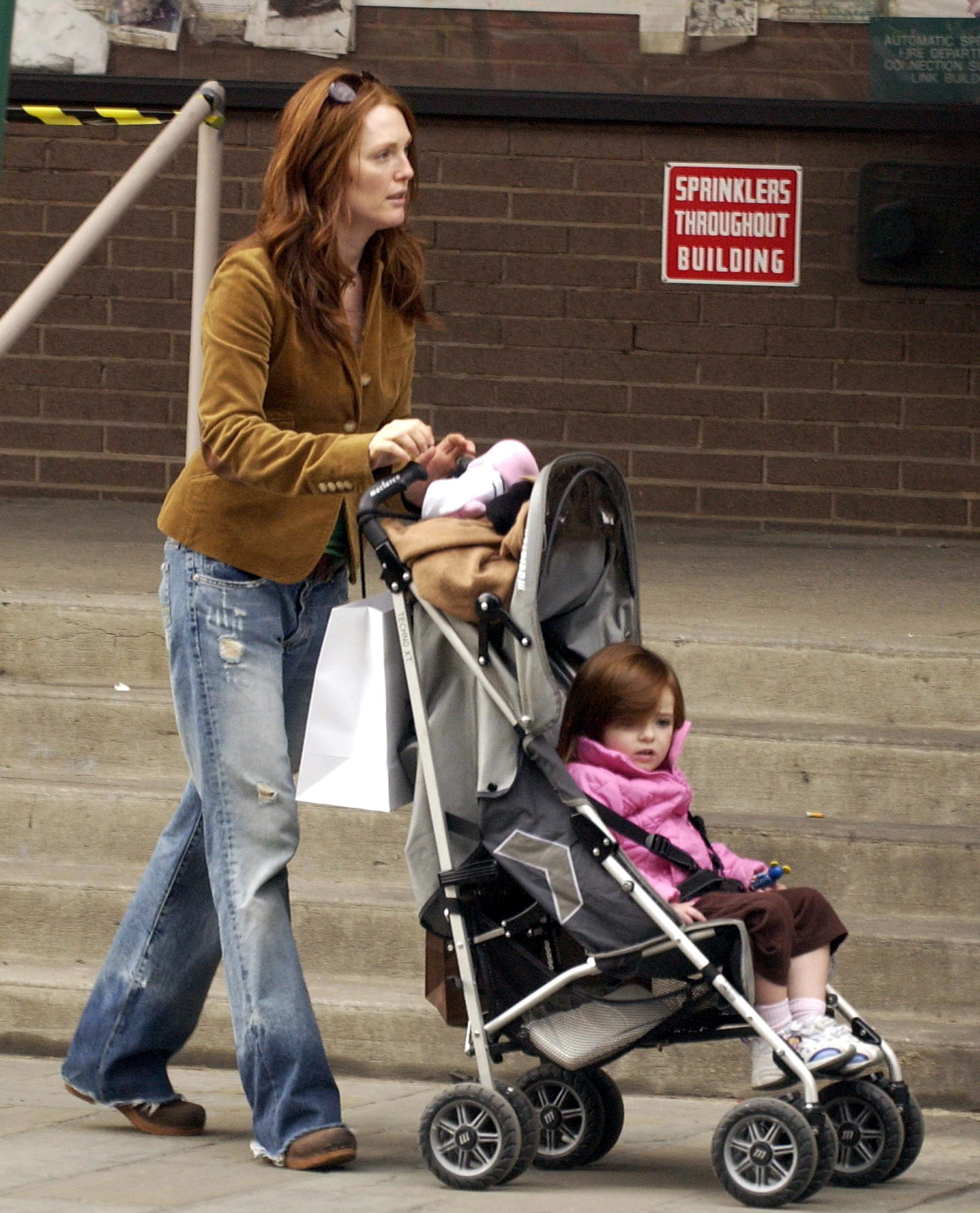 Julianne Moore pasea con Liv Helen Freundlich, de dos años, el 24 de octubre de 2004 | Fuente: Getty Images