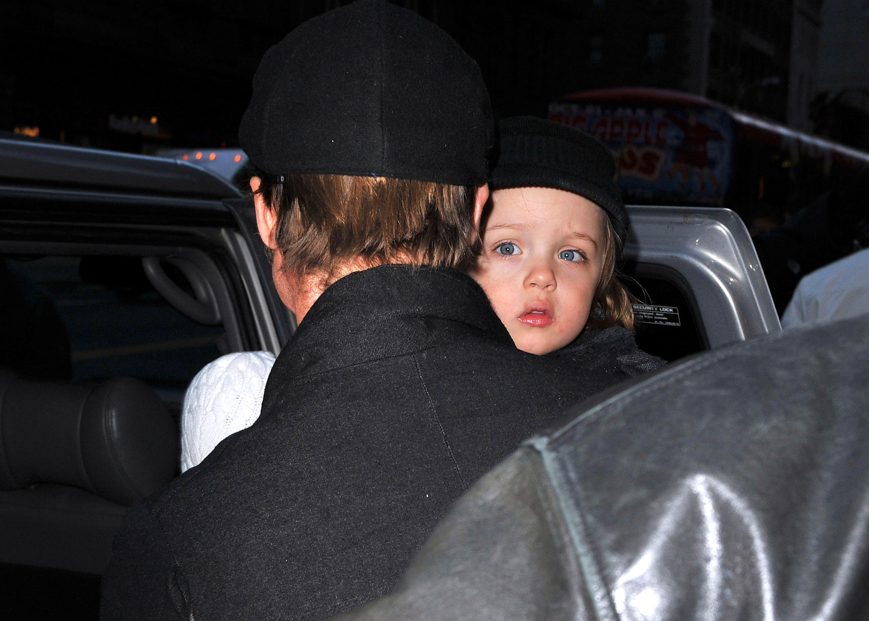 Brad Pitt y Knox Jolie-Pitt vistos en Nueva York el 4 de diciembre de 2010. | Fuente: Getty Images