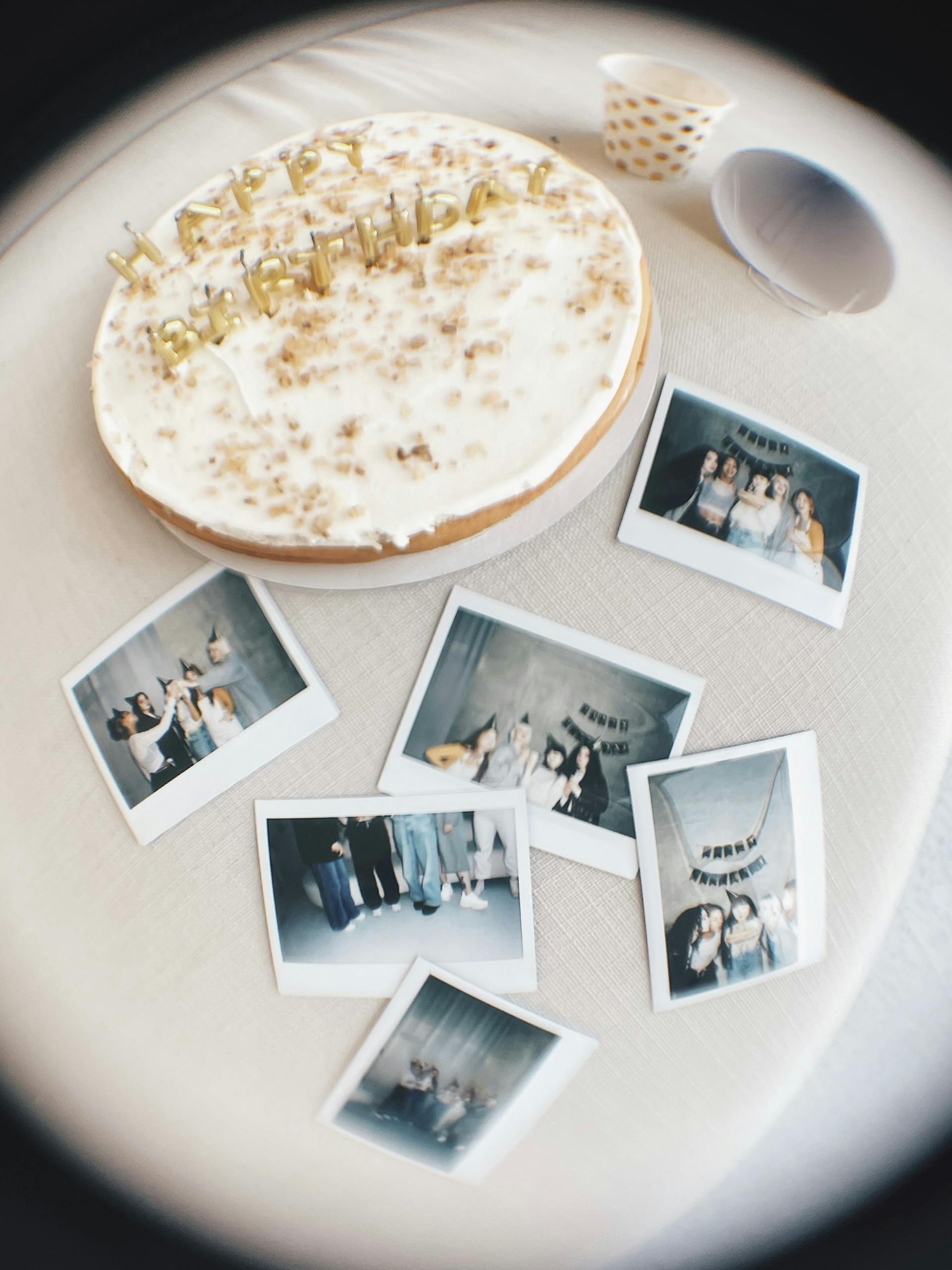 Fotografías junto a un pastel de cumpleaños | Fuente: Pexels