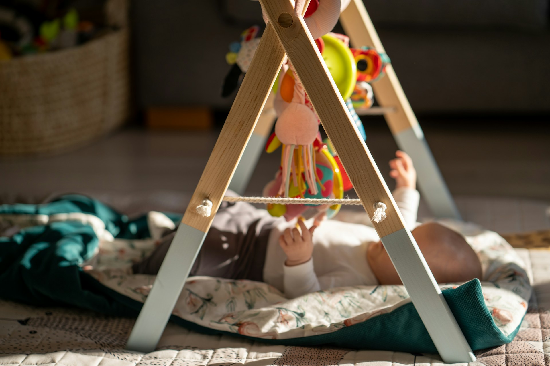 Un bebé jugando con juguetes | Fuente: Unsplash