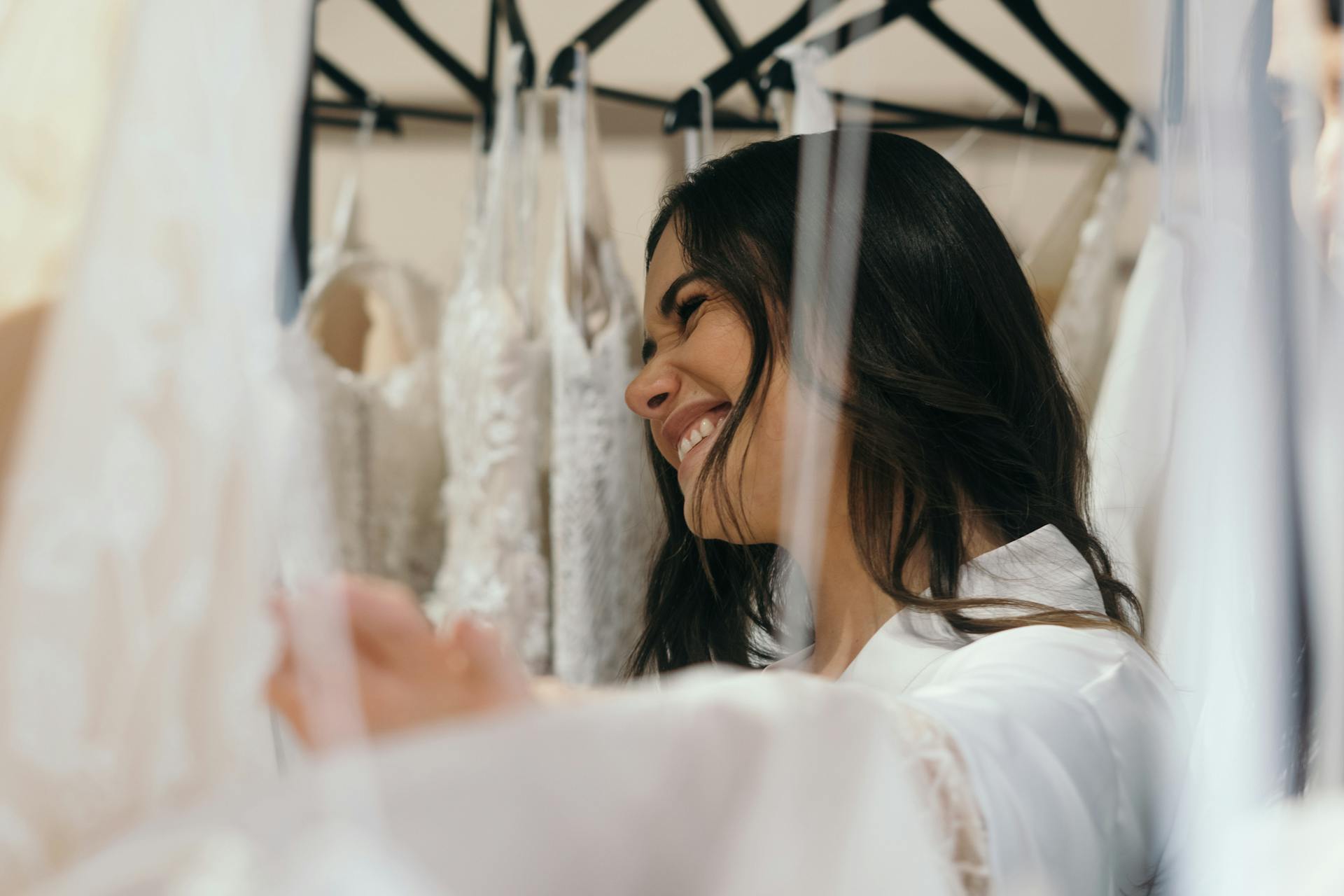 Una novia con vestidos de novia | Fuente: Pexels