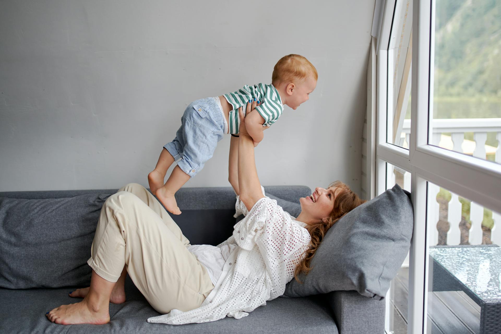 Mujer alegre con un niño | Fuente: Pexels