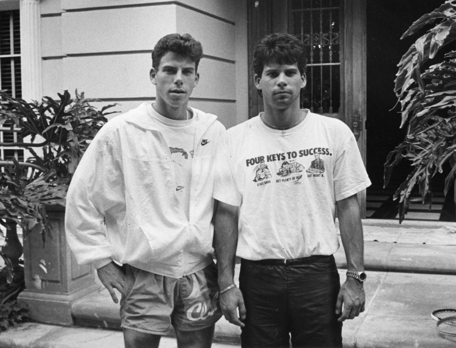 Los hermanos Menéndez delante de su casa de Beverly Hills en 1989 | Fuente: Getty Images