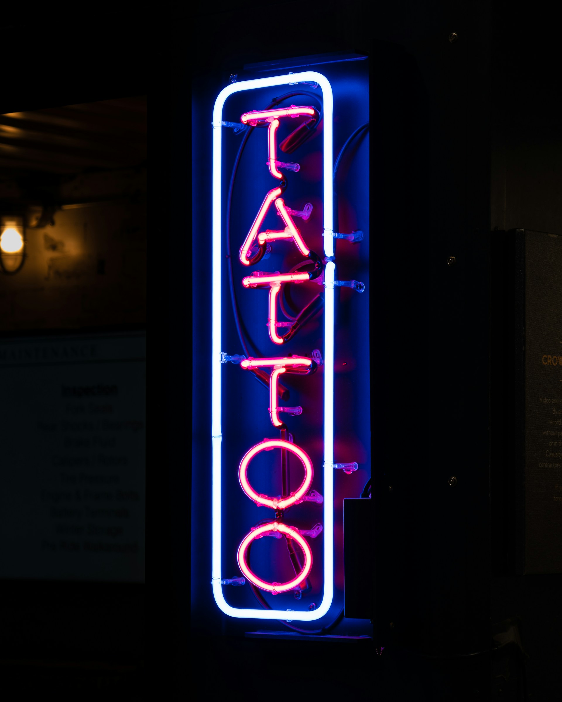 Cartel de una tienda de tatuajes | Fuente: Unsplash