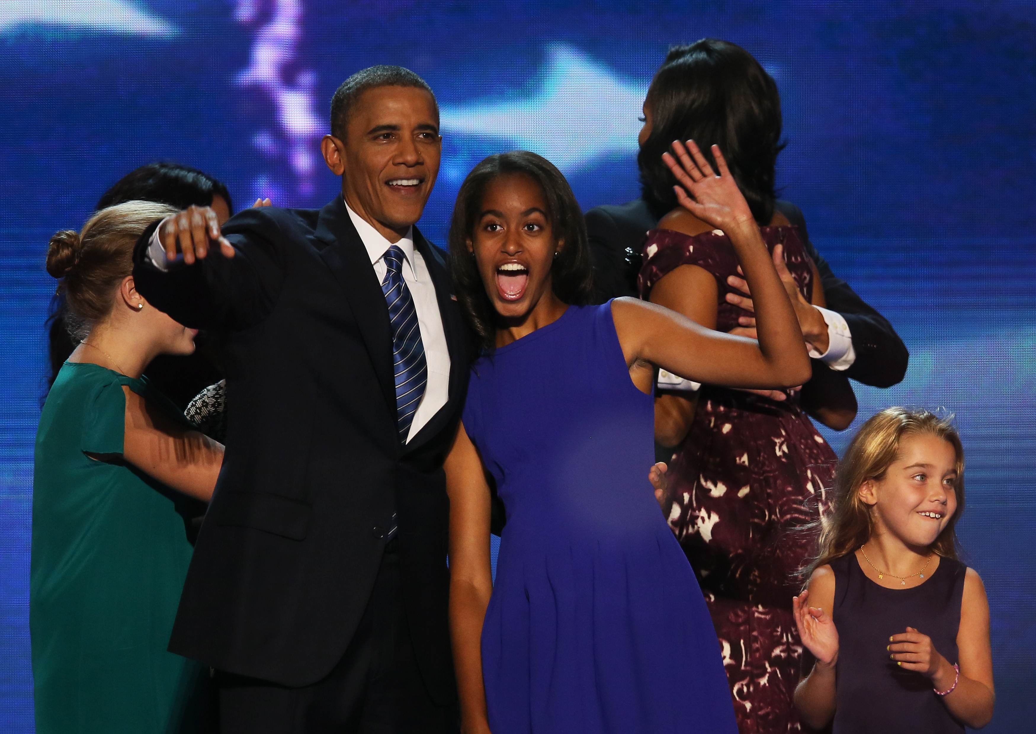 El presidente de EE.UU. Barack Obama sube al escenario con Malia Obama tras aceptar la nominación durante el último día de la Convención Nacional Demócrata el 6 de septiembre de 2012, en Charlotte, Carolina del Norte | Fuente: Getty Images