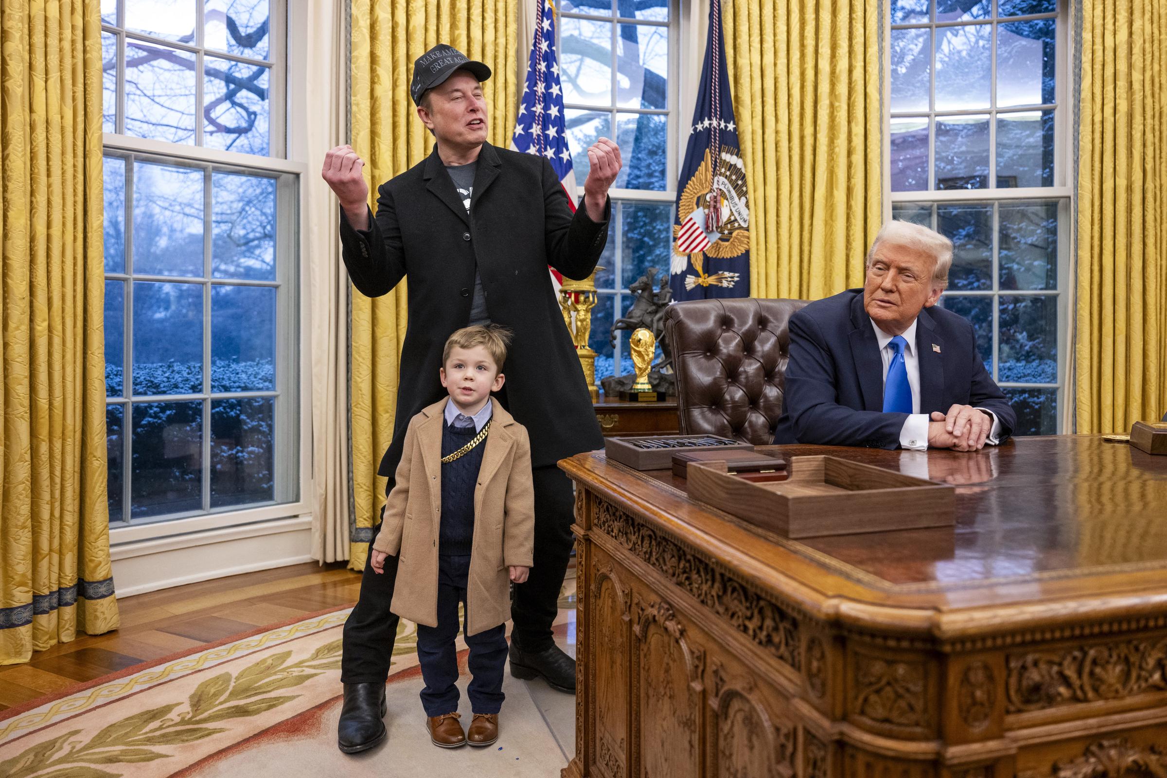 Elon Musk con X Æ A-Xii acompañan al presidente estadounidense Donald Trump mientras firma órdenes ejecutivas en la Oficina Oval de la Casa Blanca en Washington, DC, 11 de febrero de 2025 | Fuente: Getty Images