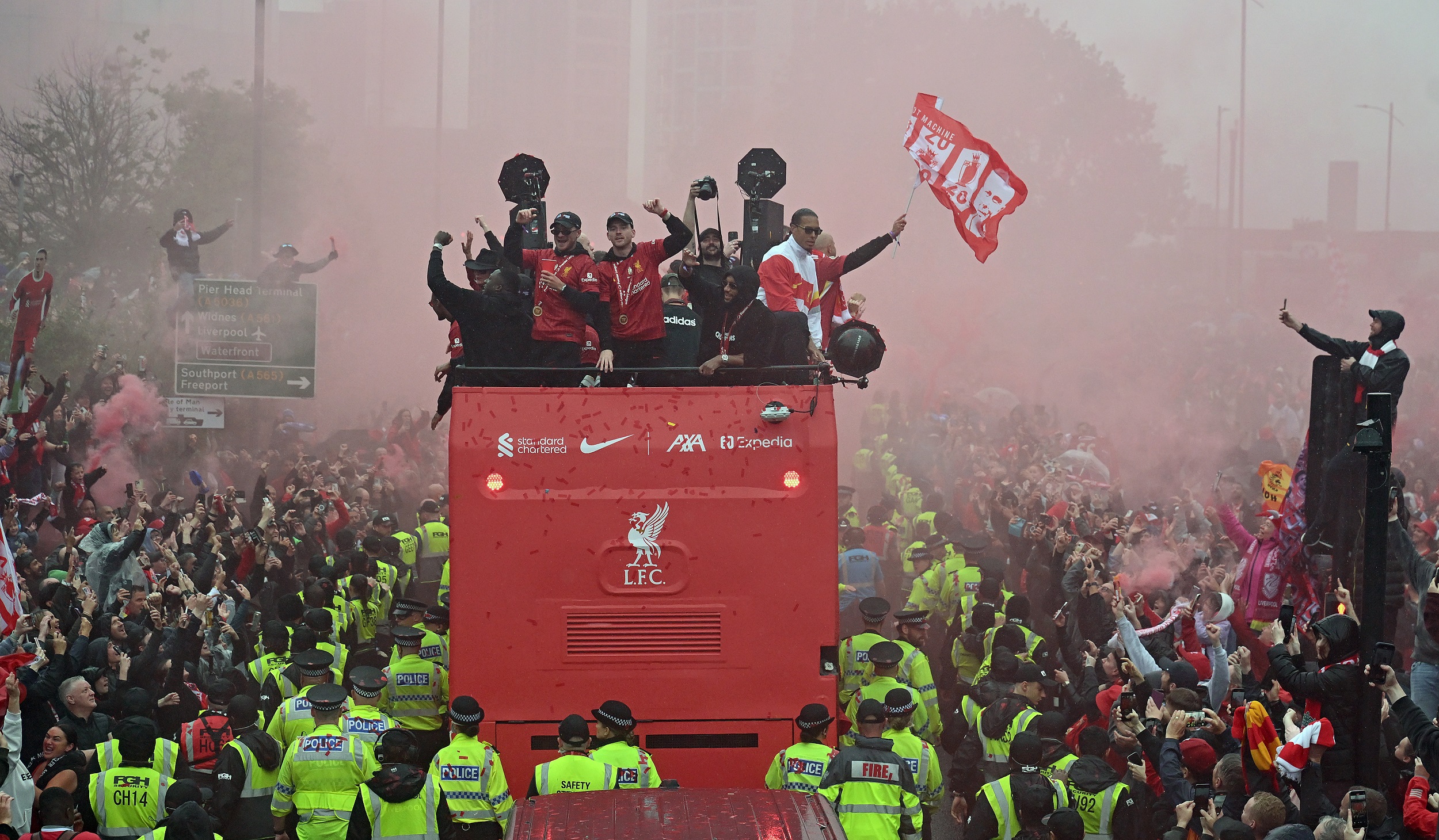 Jugadores del Liverpool durante el desfile del trofeo de la Premier League en Liverpool, Inglaterra, el 26 de mayo de 2025 | Fuente: Getty Images
