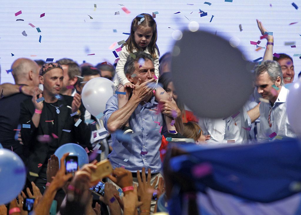 Mauricio Macri celebra con su hija Antonia Macri tras las elecciones generales en el búnker de Cambiemos, el 25 de octubre de 2015 en Buenos Aires, Argentina. | Fuente: Getty Images