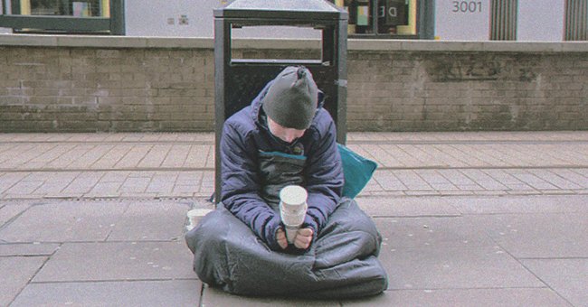 Un hombre pidiendo dinero en la calle | Foto: Shutterstock