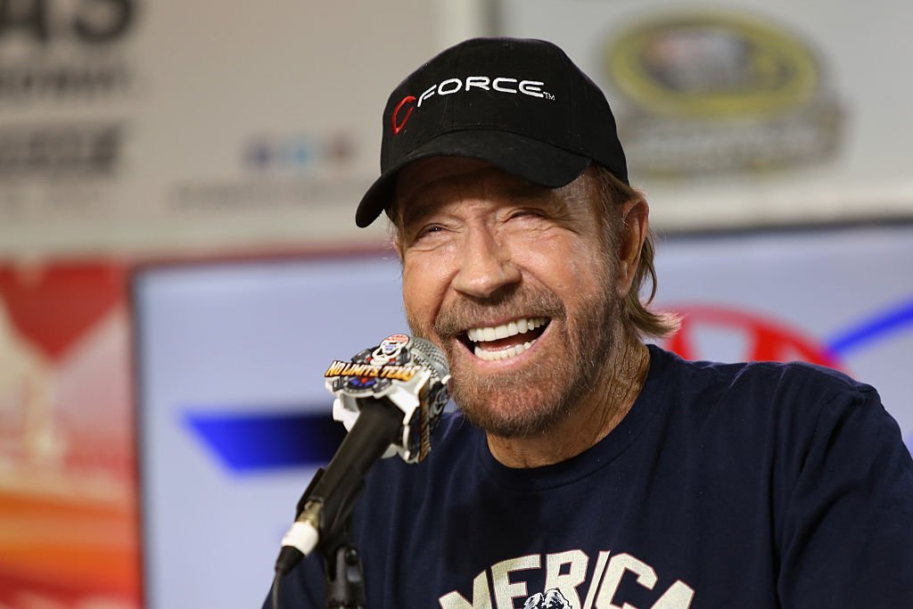 Chuck Norris durante una conferencia de prensa previa a la NASCAR el 6 de noviembre de 2016. | Foto: Getty Images