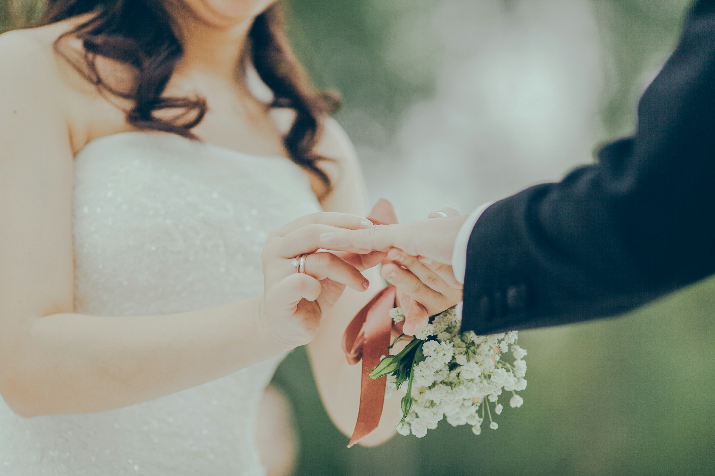Una novia poniéndose el anillo de boda del novio | Fuente: Unsplash