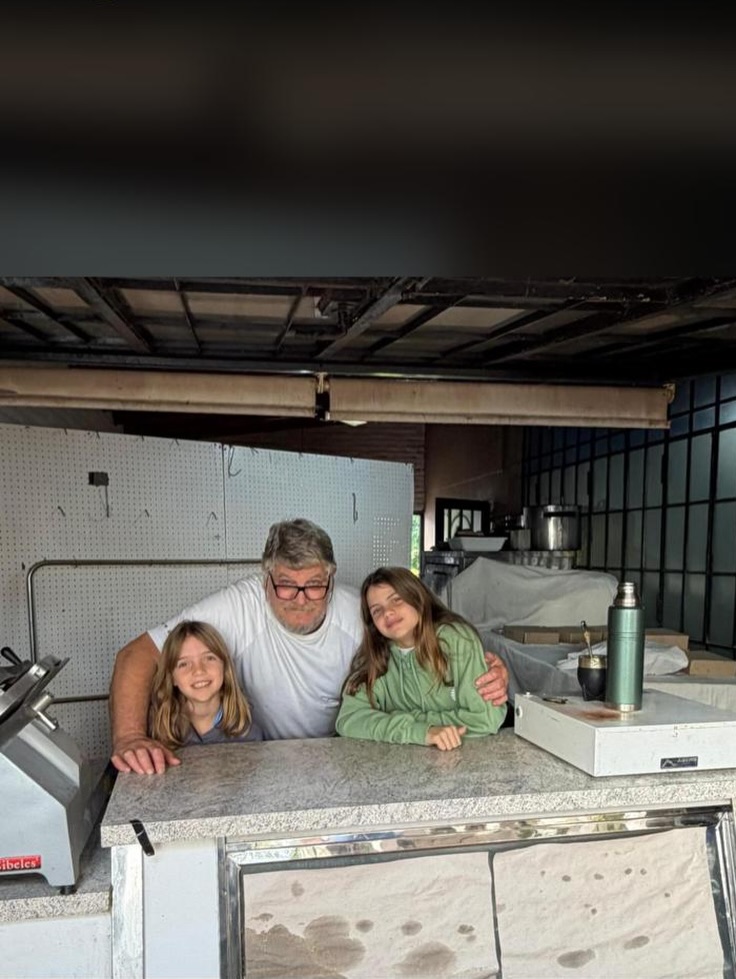 El padre de Mauro Icardi junto a sus nietas, Francesca e Isabella | Fuente: Instagram/naiaravecchio
