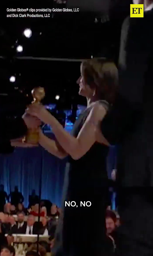 Jodie Foster recibiendo su premio en el escenario cuando Sofía Vergara empezó a gritar "No!", publicado el 5 de enero de 2025 | Fuente: X/@etnow