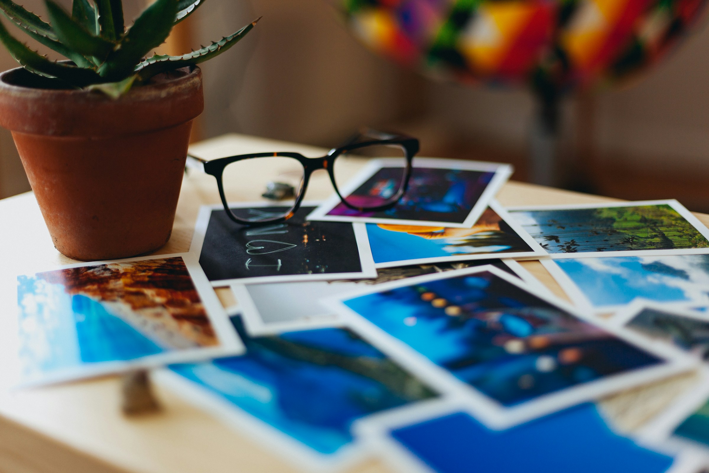 Fotos sobre una mesa | Fuente: Pexels