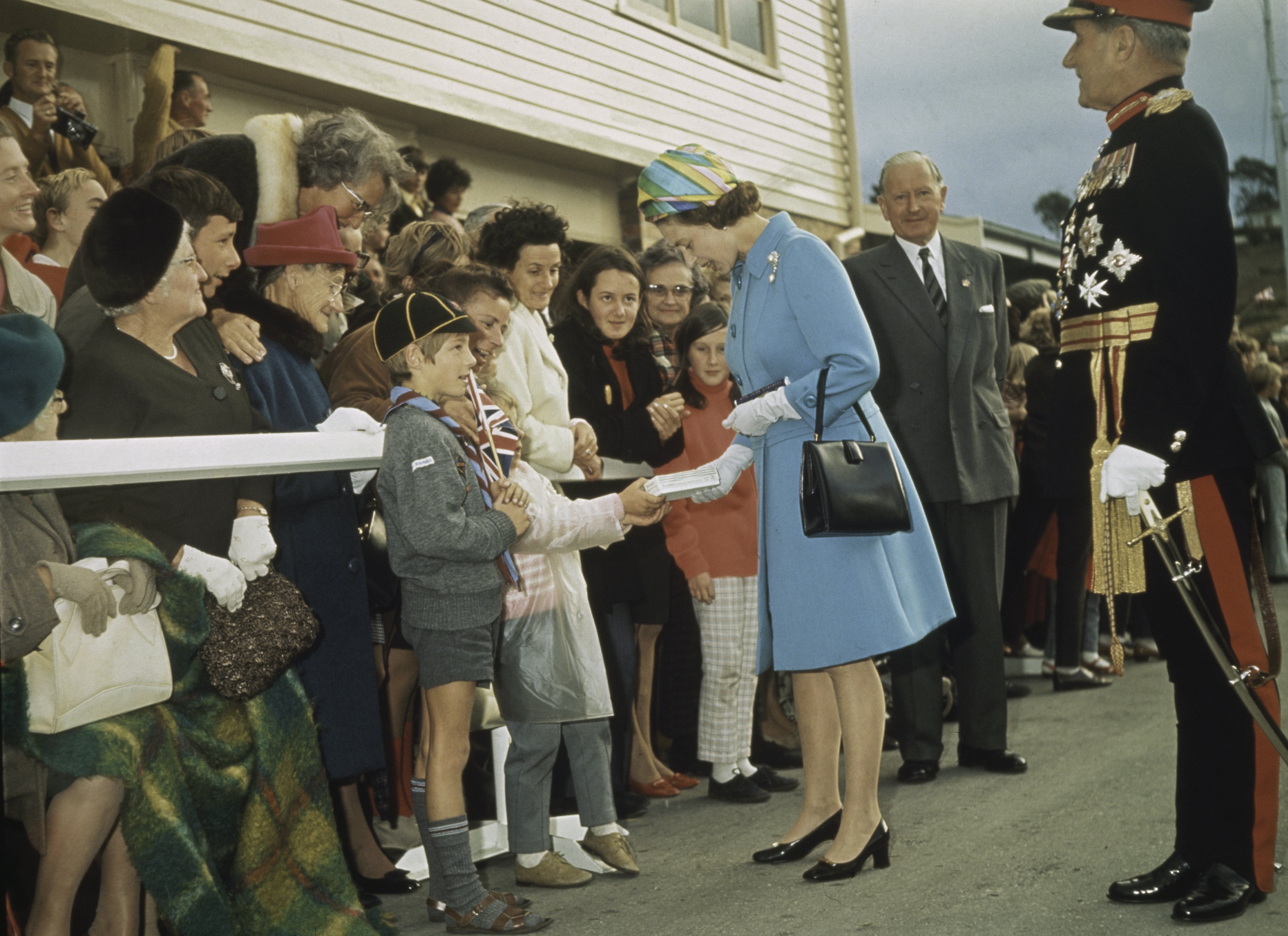 Reina Elizabeth en 1970 en Tasmania saludando a la multitud. | Foto: Getty Images