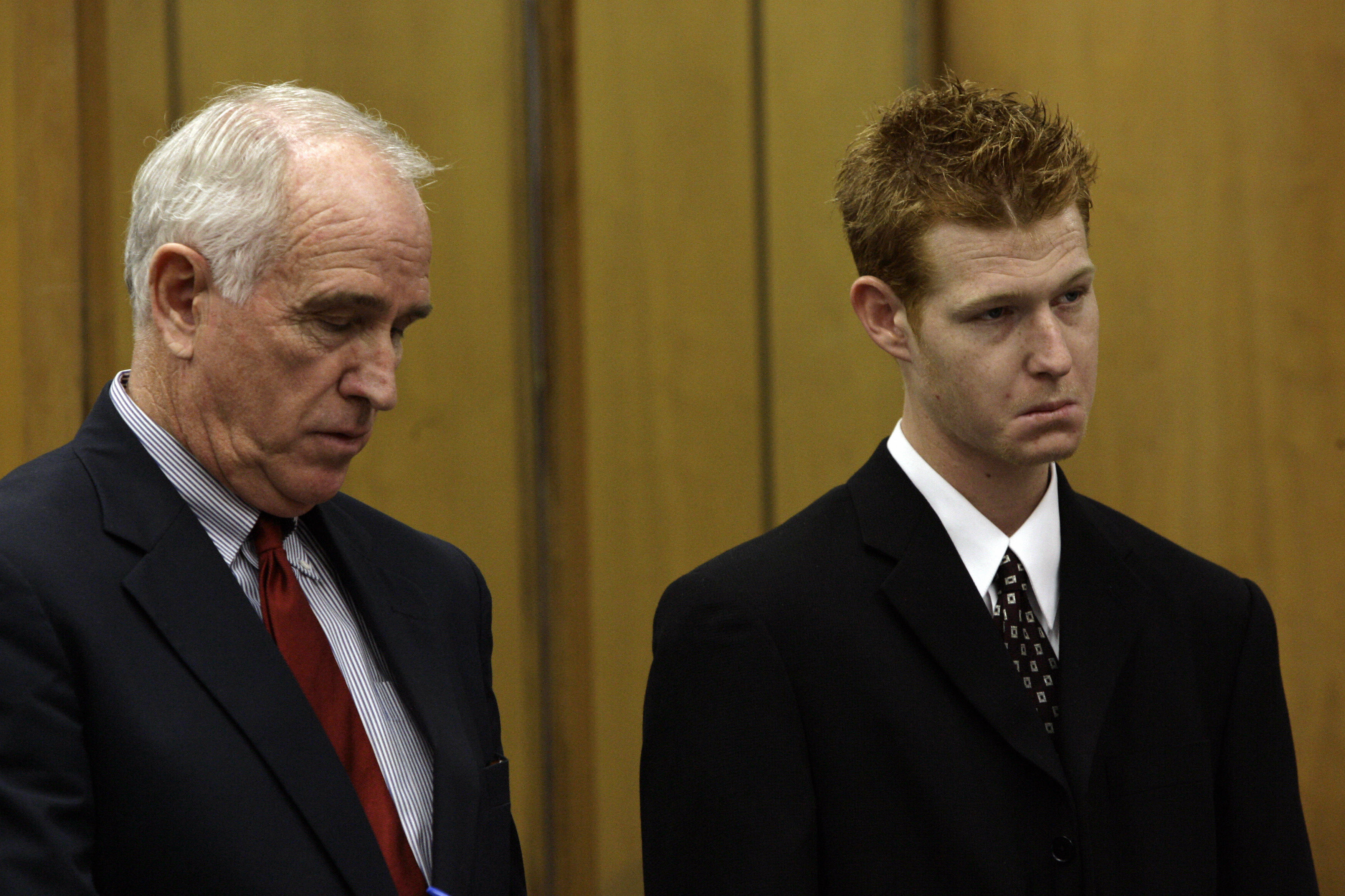 Redmond O'Neal con su abogado en el juzgado de Malibú, California, el 9 de enero de 2009. | Fuente: Getty Images