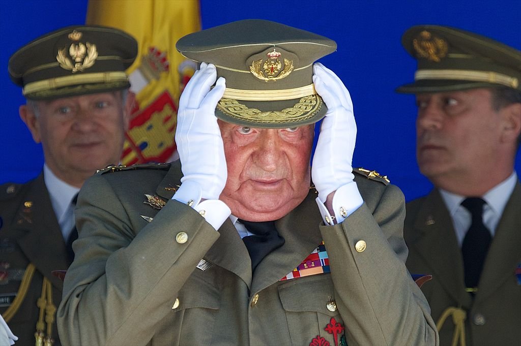 El rey Juan Carlos de España (C) asiste al 250 aniversario de la inauguración del Real Colegio de Artillería en el Alcázar de Segovia el 16 de mayo de 2014 en Segovia, España. I Foto: Getty Images.