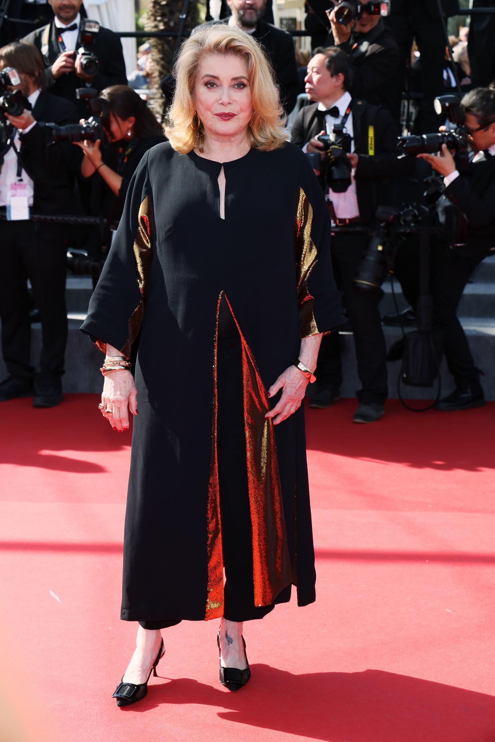 Catherine Deneuve en la alfombra roja de "L'Amour Ouf (Corazones palpitantes)" durante la 77ª edición del Festival de Cine de Cannes, el 23 de mayo de 2024. | Fuente: Getty Images