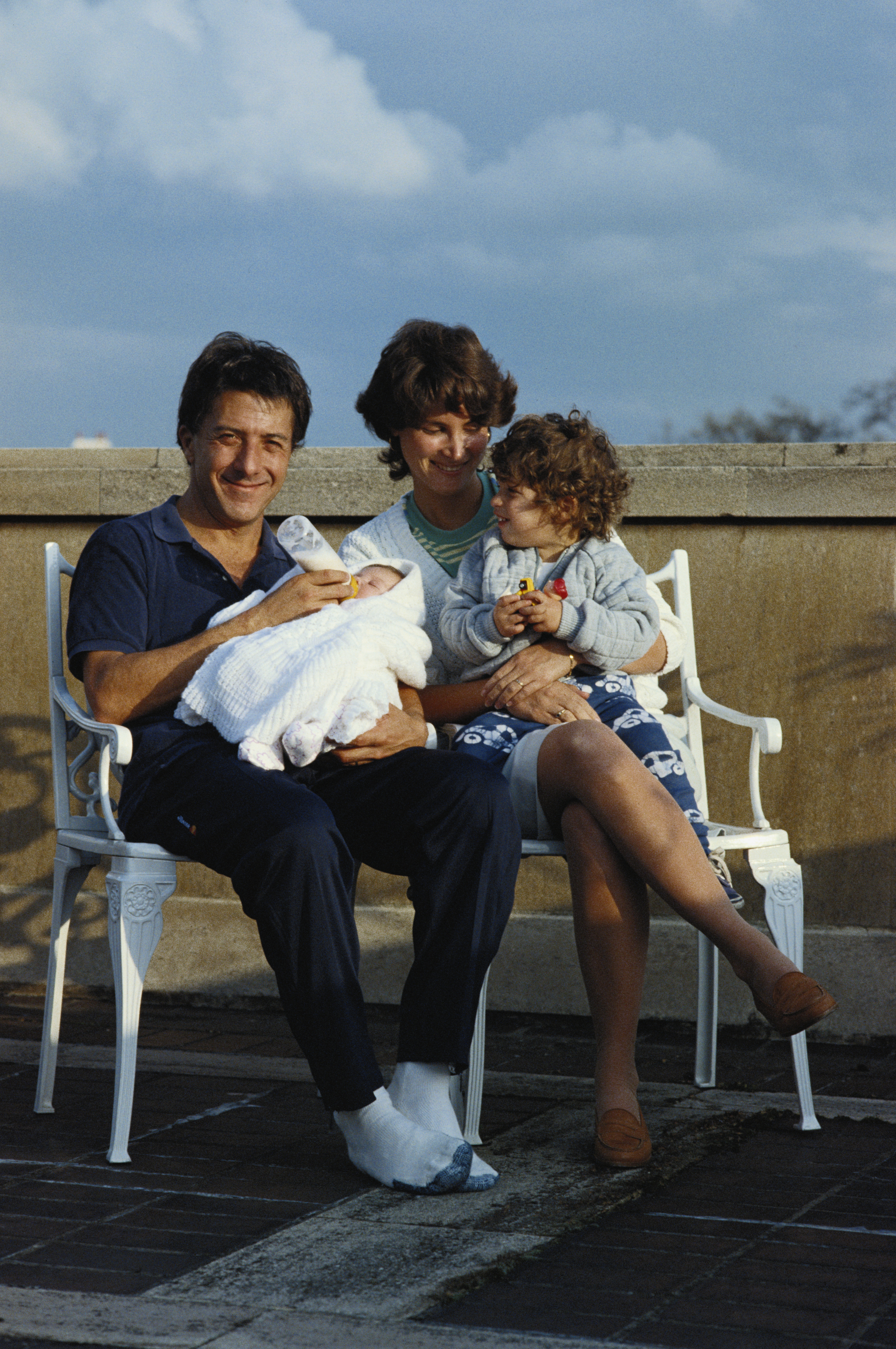 Dustin Hoffman, Lisa Hoffman y dos de sus hijos en 1983. | Foto: Getty Images
