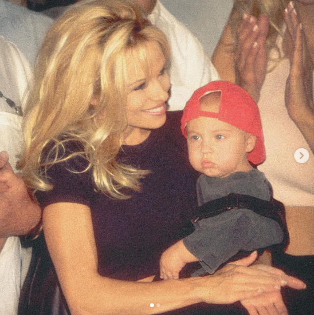 Una nostálgica foto familiar nos muestra a Pamela Anderson sonriendo con ternura a su hijo pequeño, Brandon Thomas Lee, que mira a la cámara con una gorra de béisbol roja puesta al revés. Al recordar cómo ha criado a sus hijos con una devoción y un orgullo inquebrantables, reflexionó sobre el vínculo que los une de por vida con conmovedora gratitud: "Ha habido muchos altibajos, y ellos han demostrado una y otra vez su resistencia y fortaleza. Mi historia de amor no estaría completa sin ellos. 🤍" | Fuente: Instagram/pamelaanderson