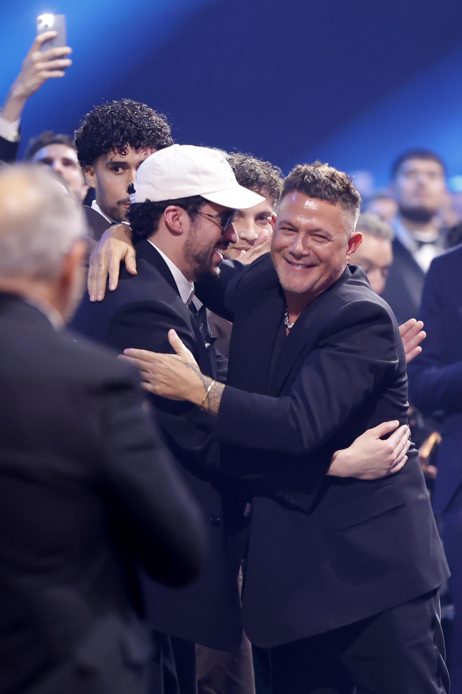 Bad Bunny y Alejandro Sanz comparten un abrazo tras la victoria de Sanz como Grabación del Año durante la 26ª edición de los Premios Grammy Latinos el 13 de noviembre de 2025, en Las Vegas, Nevada | Fuente: Getty Images