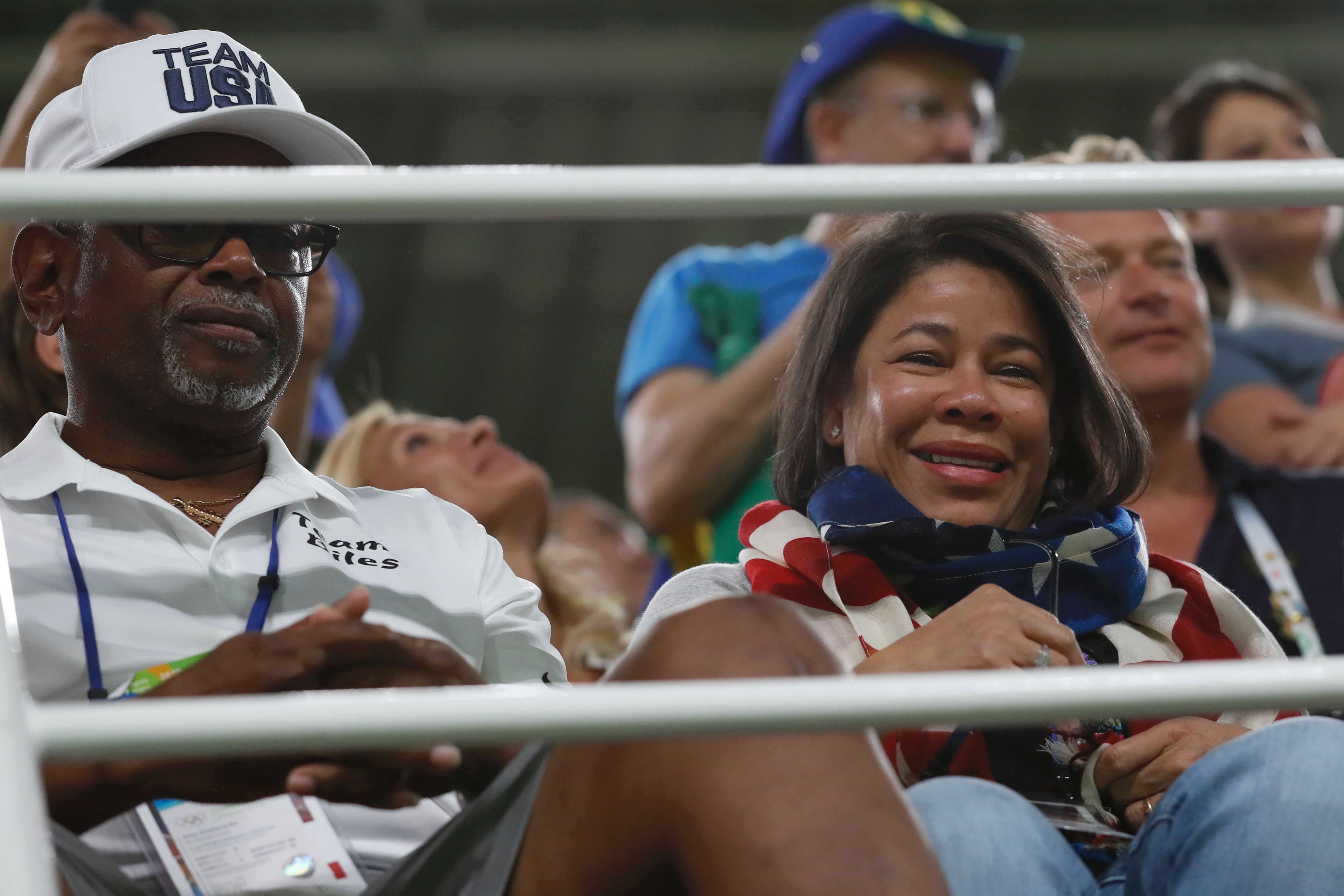 Los abuelos de Simone Biles asisten a la final de la prueba de salto femenino de Gimnasia Artística en la Arena Olímpica durante los Juegos Olímpicos de Río 2016 en Río de Janeiro el 14 de agosto de 2016. | Fuente: Getty Images