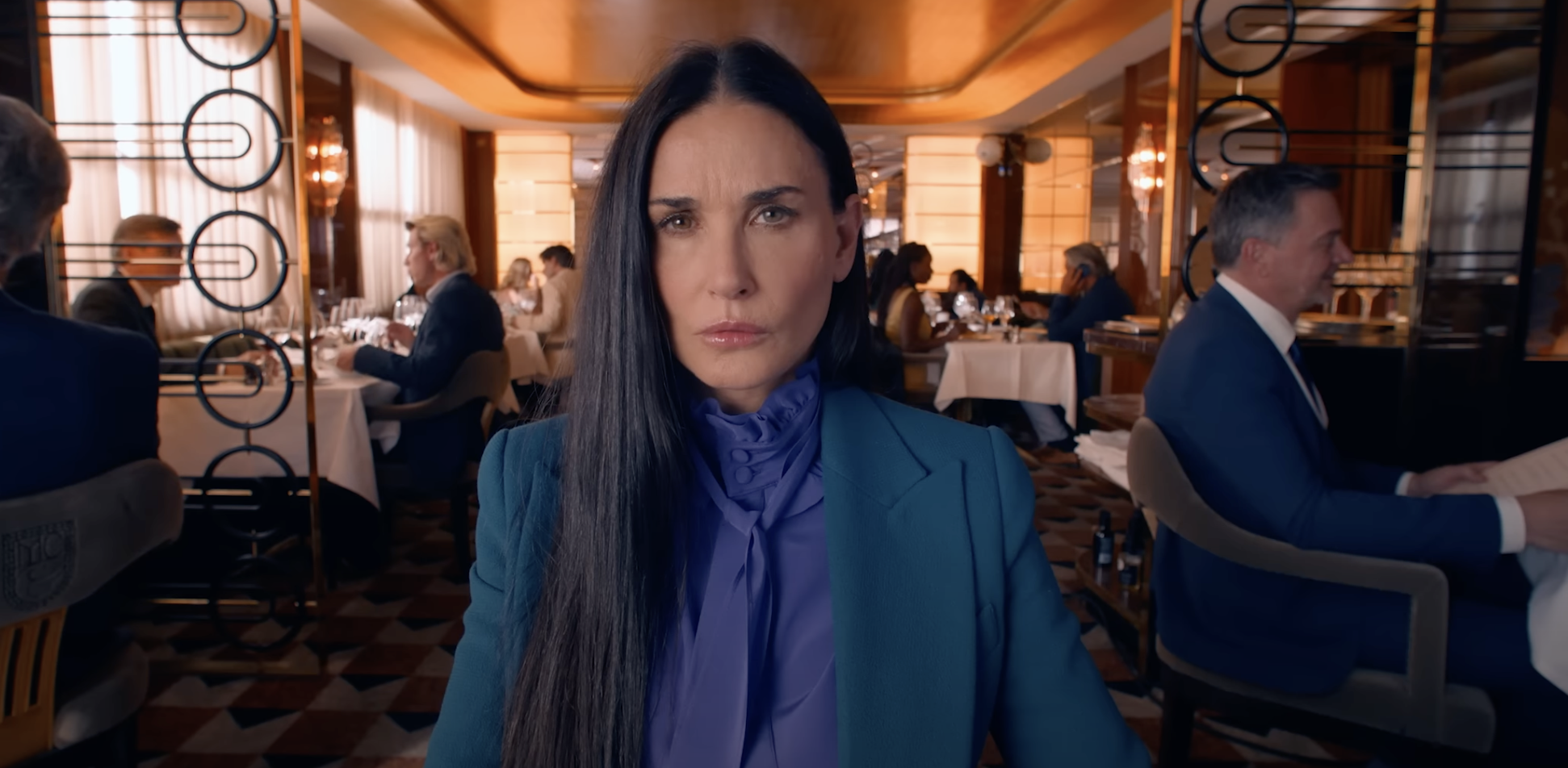 El personaje mayor de Demi Moore en "The Substance" en el tráiler oficial publicado el 15 de agosto de 2024 | Fuente: YouTube/MUBI