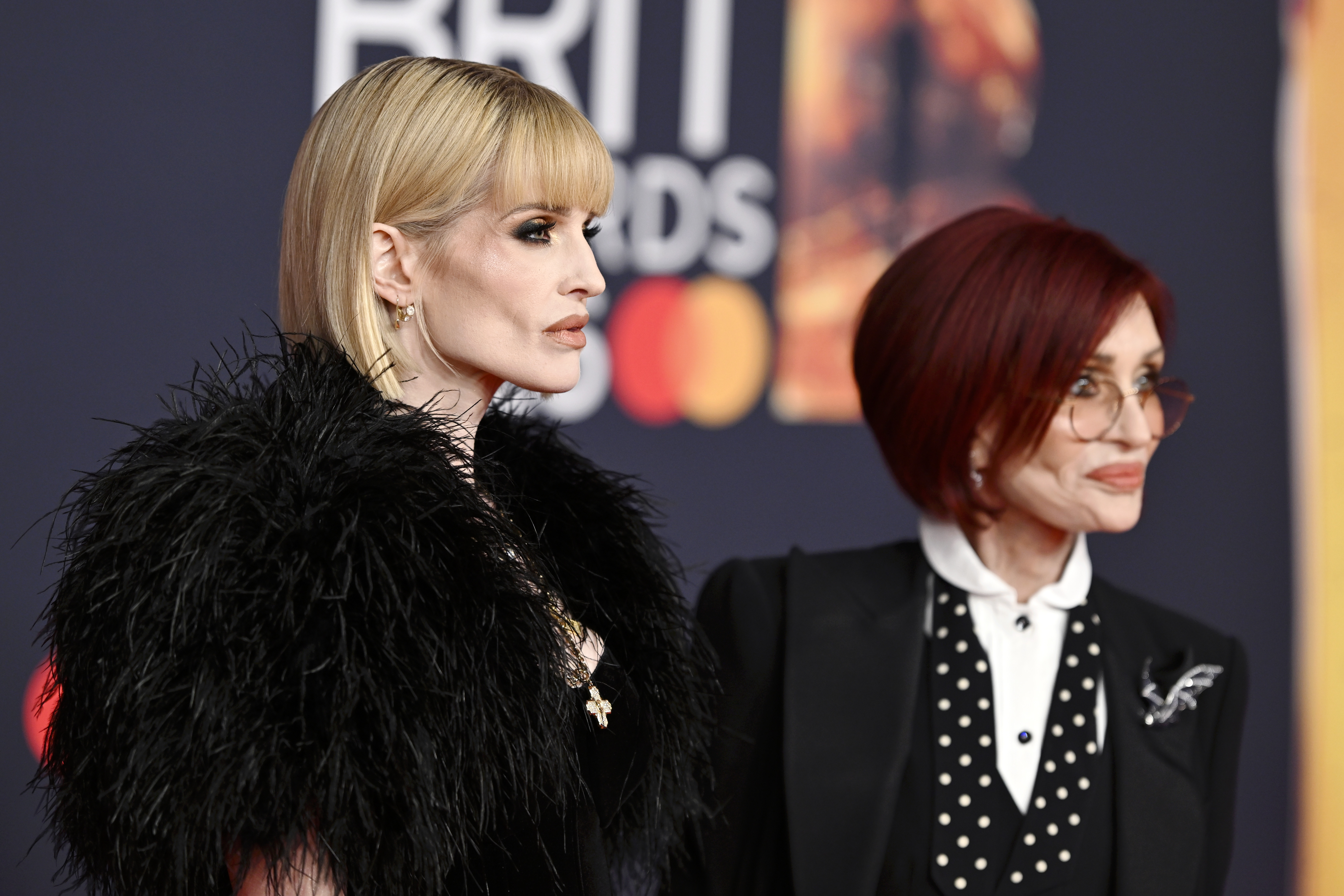 Kelly y Sharon Osbourne aparecieron codo con codo en los BRIT Awards de 2026, donde se reunieron para rendir homenaje a Ozzy Osbourne y recoger su Premio a toda una carrera, otorgado a título póstumo. | Fuente: Getty Images.