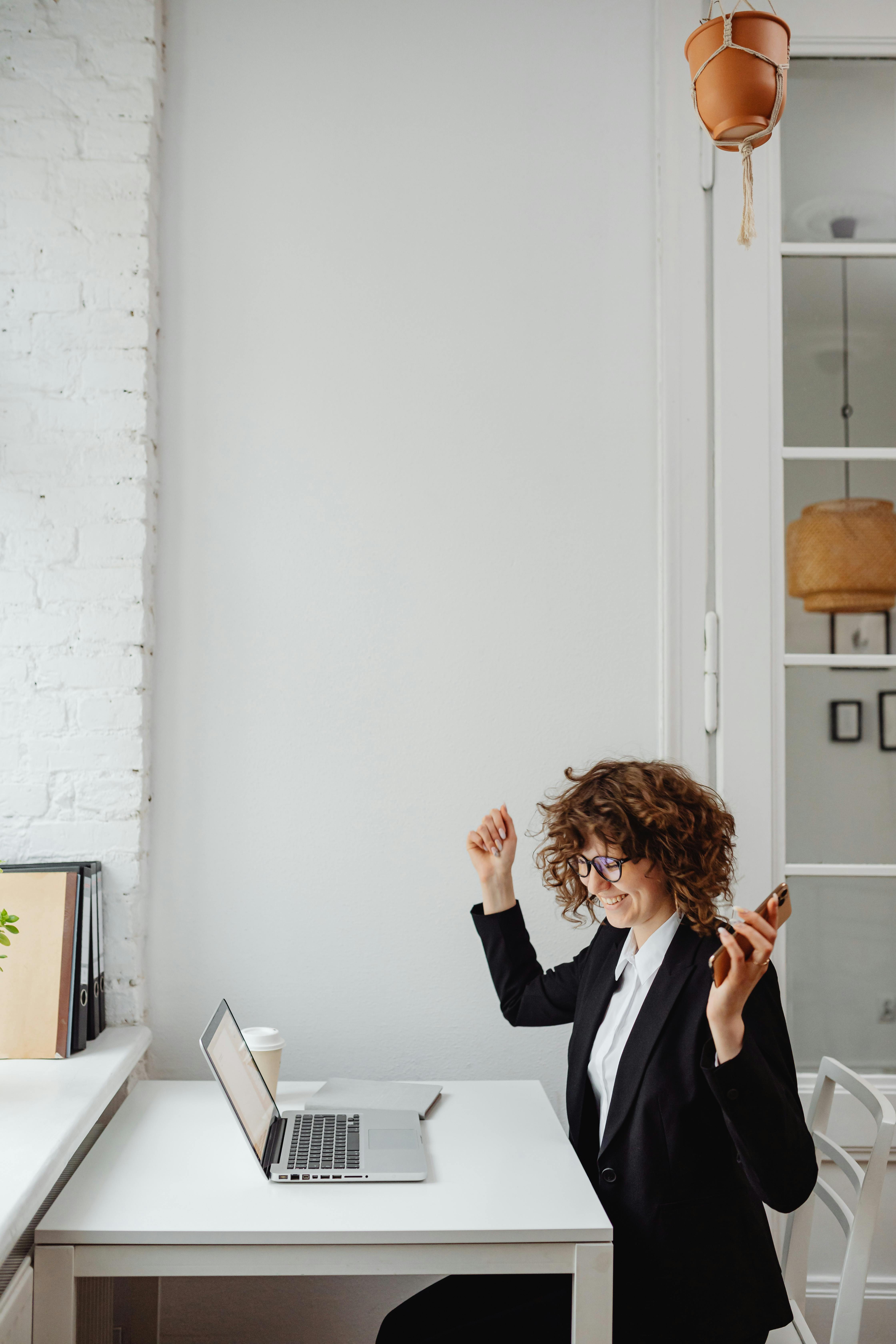 Una mujer trabajando feliz | Fuente: Pexels