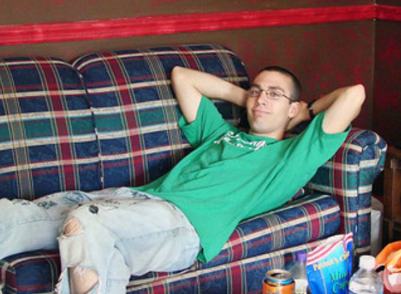 Joven holgazaneando en un sofá. | Foto: Flikr