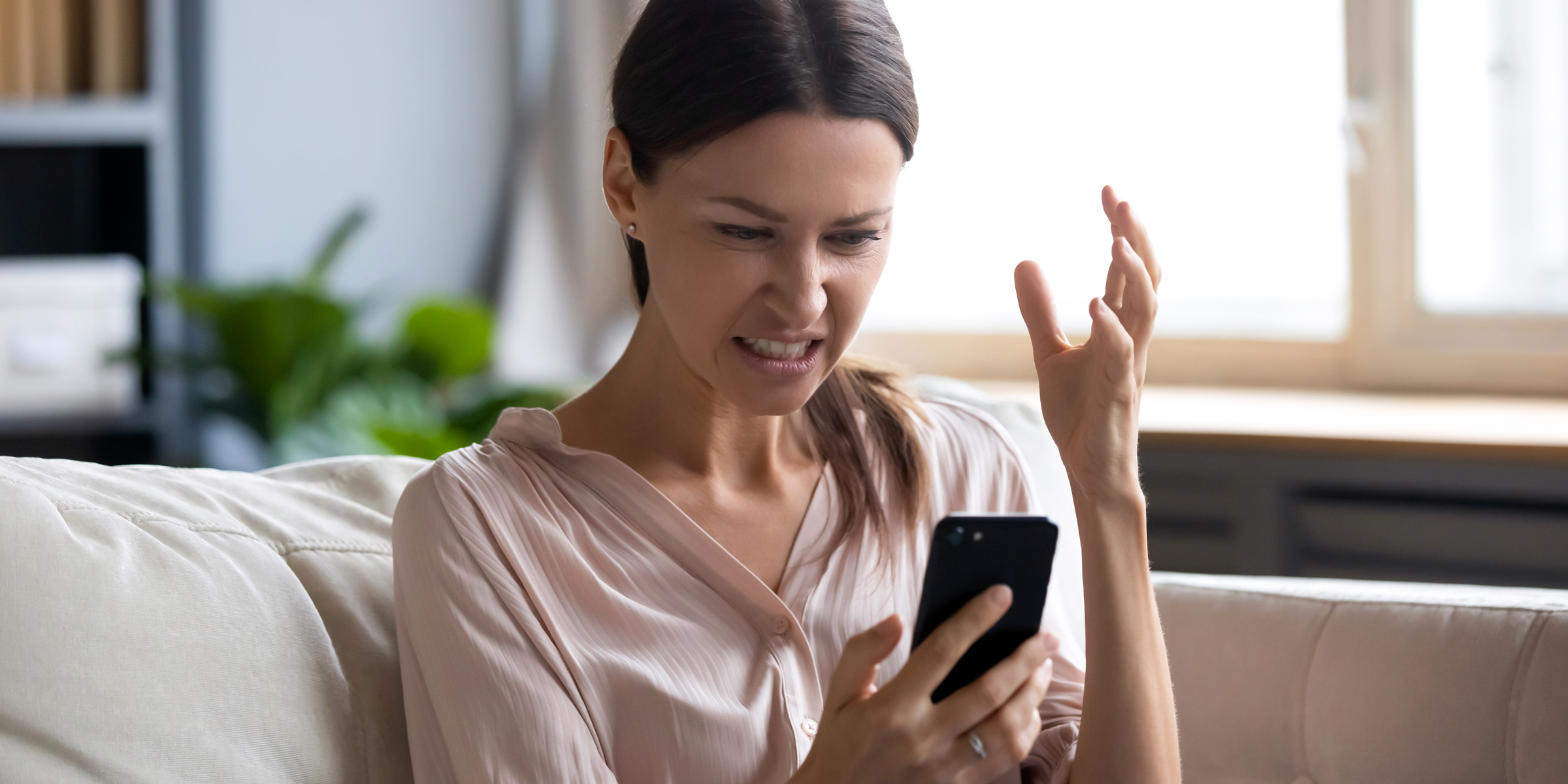 Mujer enfadada con un smartphone | Fuente: Shutterstock