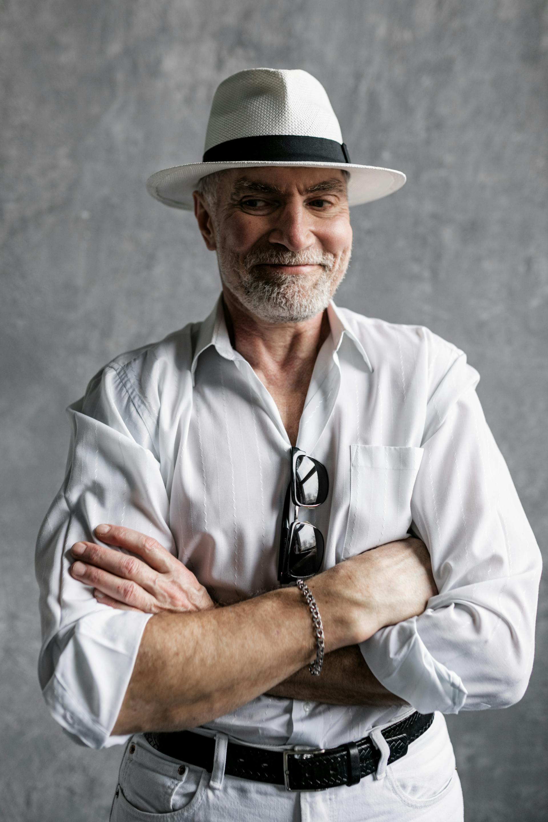 Un hombre sonriendo | Fuente: Pexels