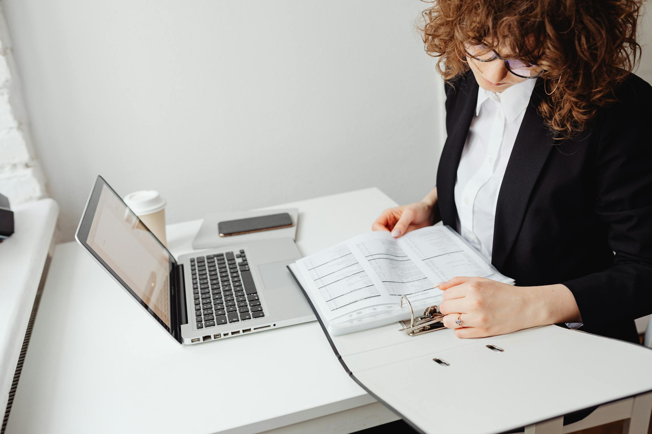 Una mujer mirando documentos | Fuente: Pexels