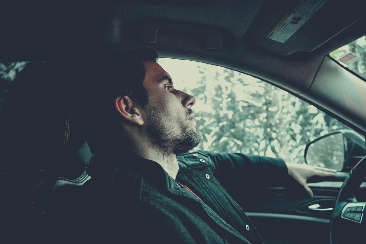 Hombre conduciendo. | Foto: Pixabay