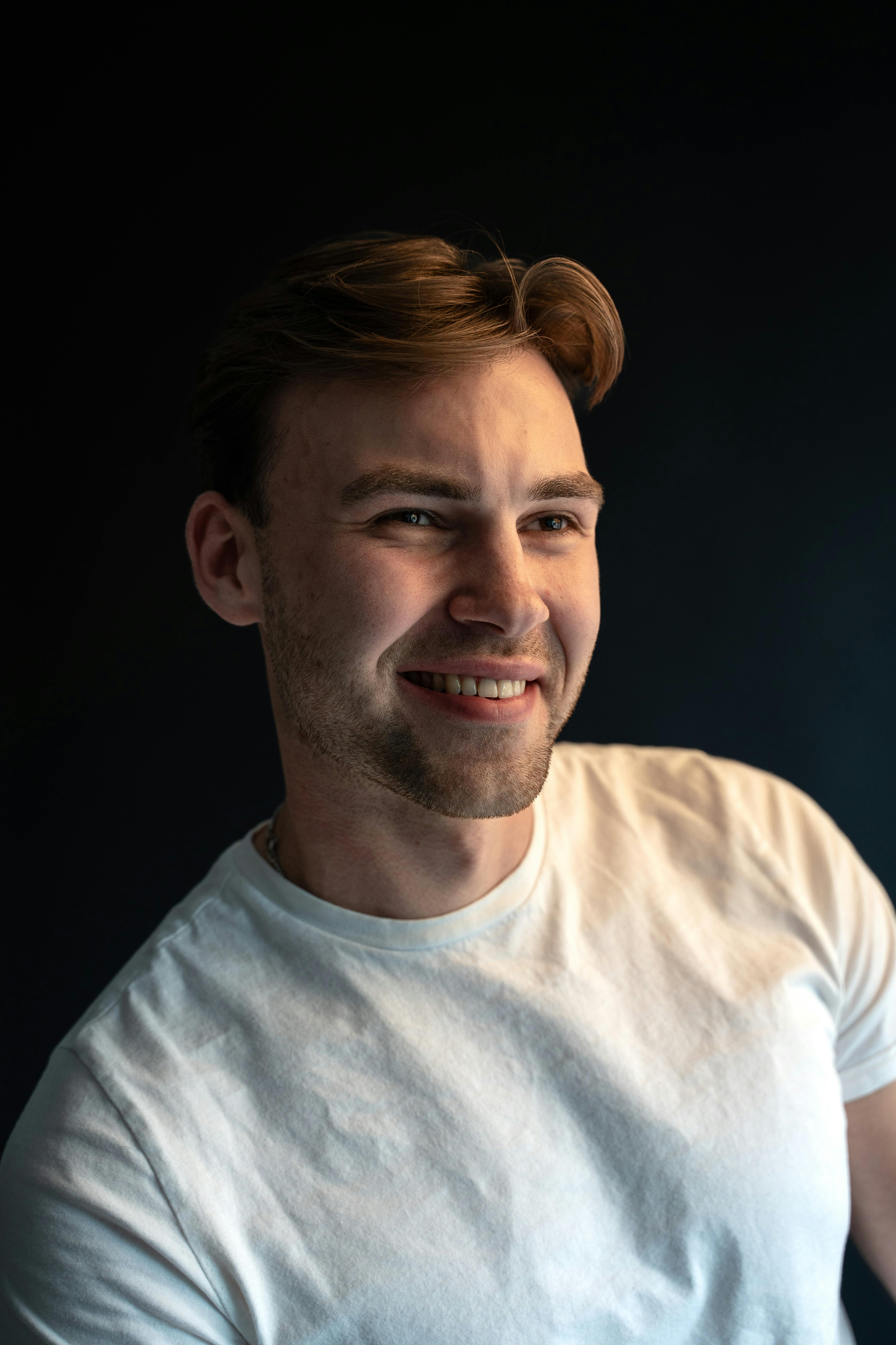 Un uomo che sorride | Fonte: Pexels