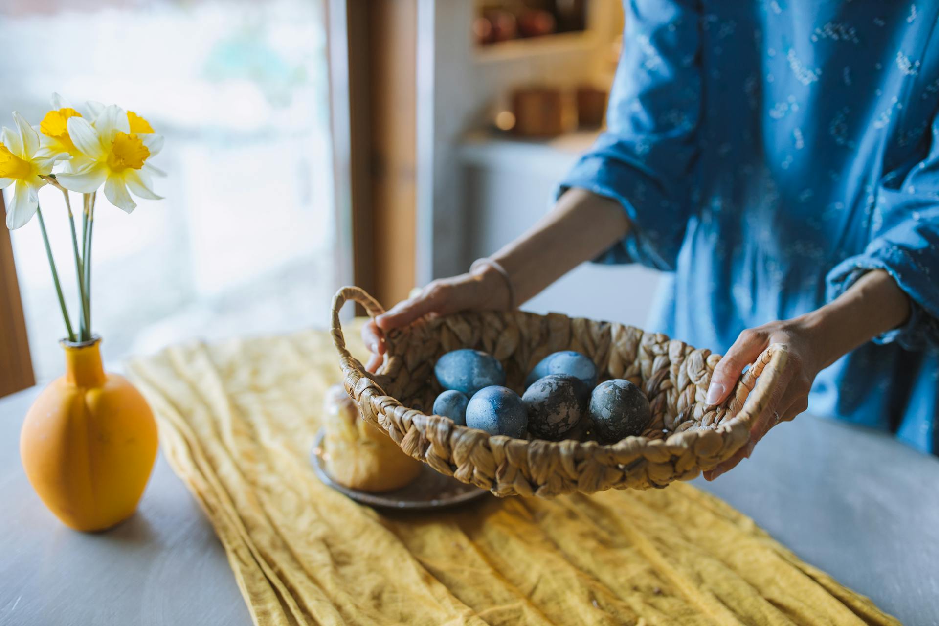 Una mujer con una cesta de huevos | Fuente: Pexels
