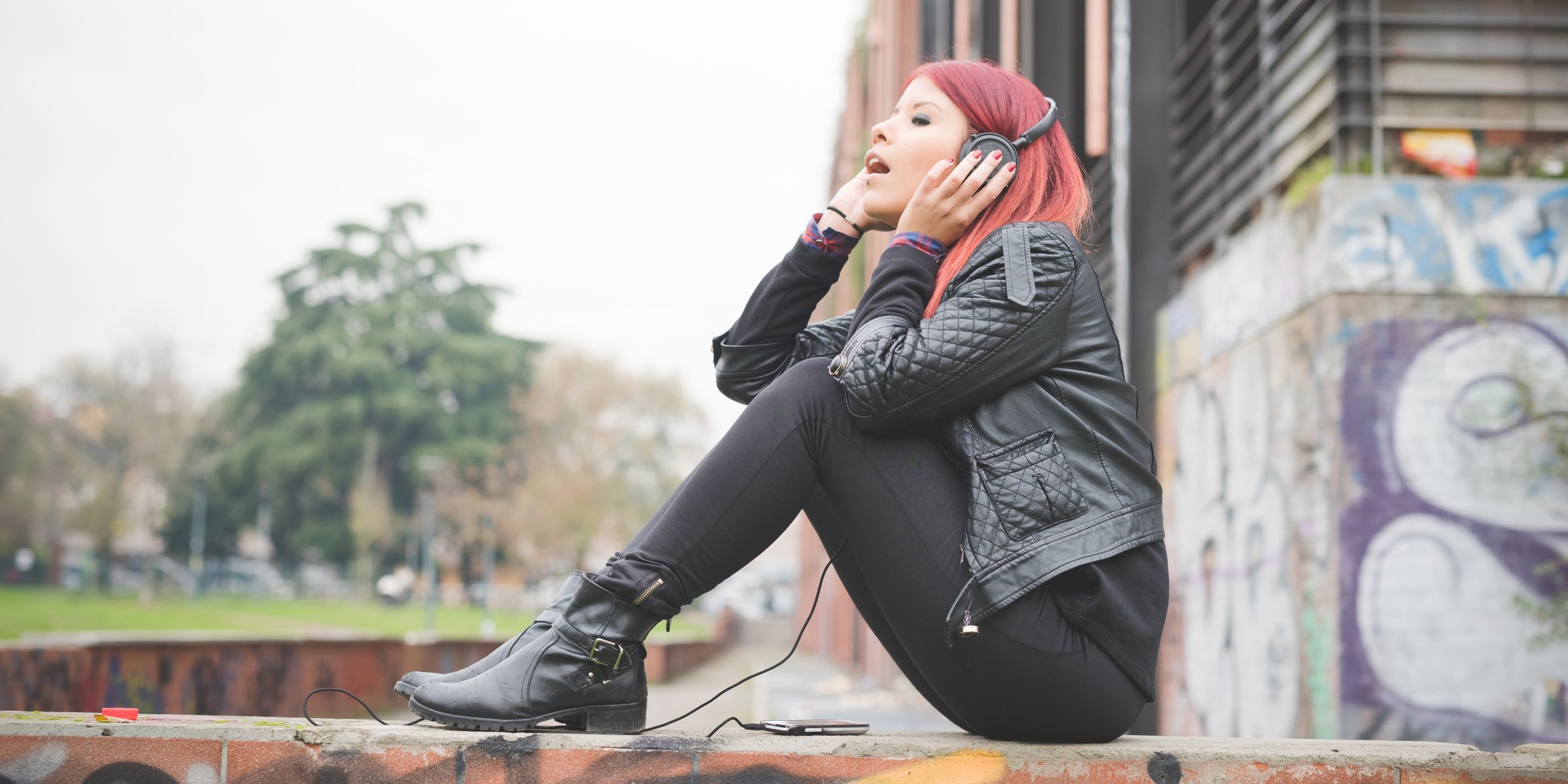 Una chica rebelde con auriculares | Fuente: Shutterstock