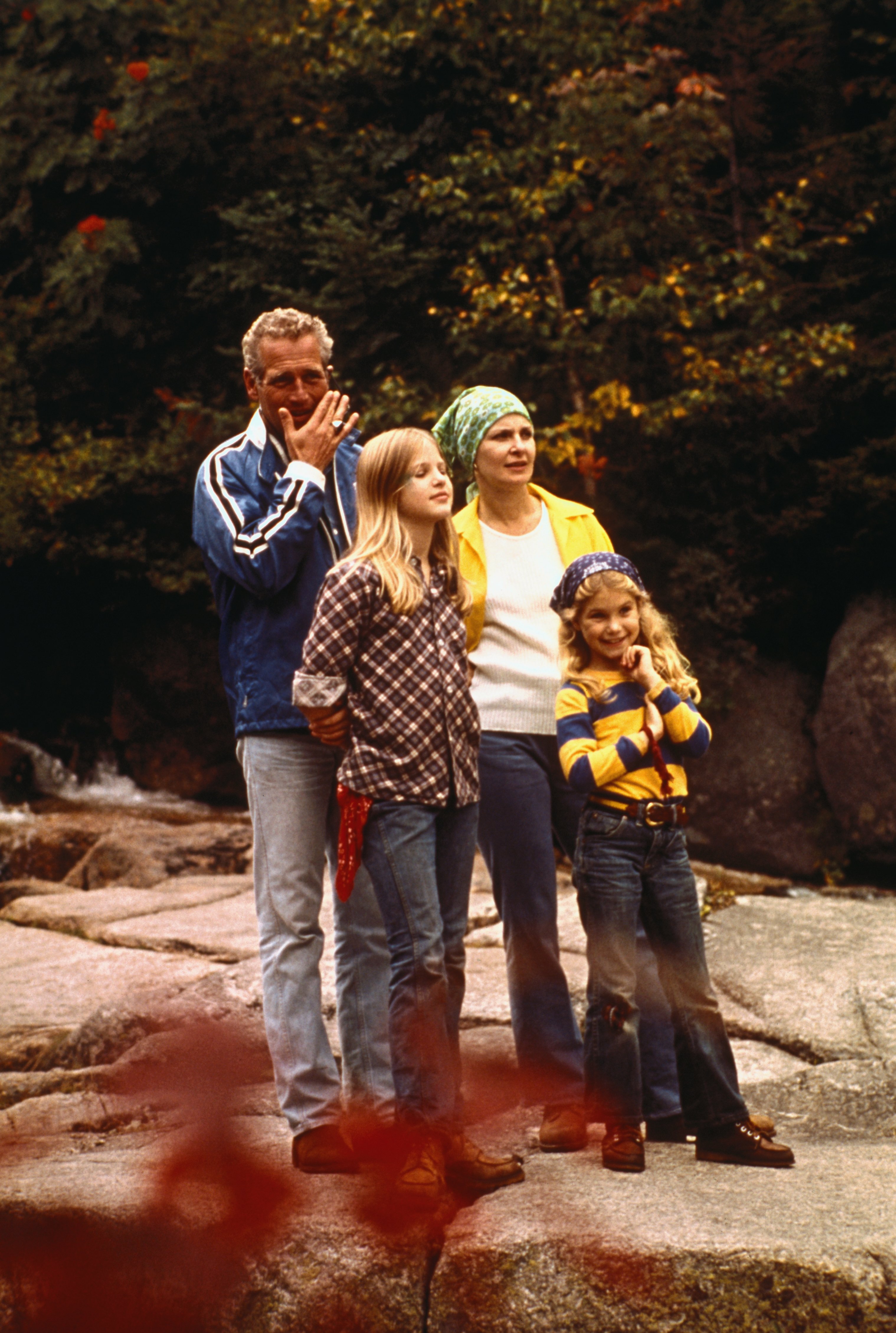 Paul Newman y Joanne Woodward, con sus hijas Melissa, de 13 años, y Clea, de 9, en la zona donde rodaron un especial de televisión el 2 de abril de 2012 | Fuente: Getty Images