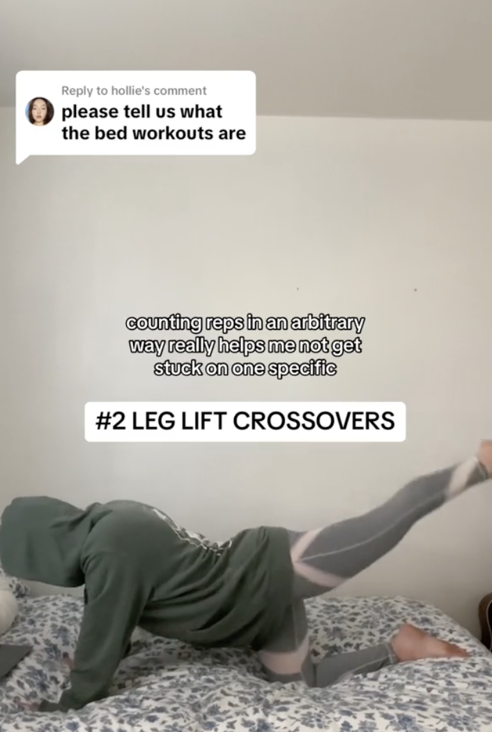 Colleen haciendo sus ejercicios en la cama | Foto: tiktok.com/@queenxxcolleen