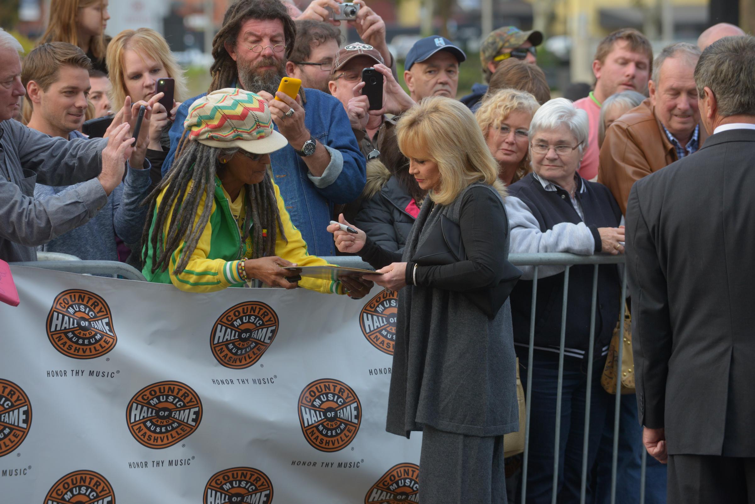 Barbara Mandrell llega y saluda a los fans en la ceremonia del Medallón del Salón de la Fama de la Música Country en Nashville, Tennessee, el 27 de octubre de 2013. | Fuente: Getty Images