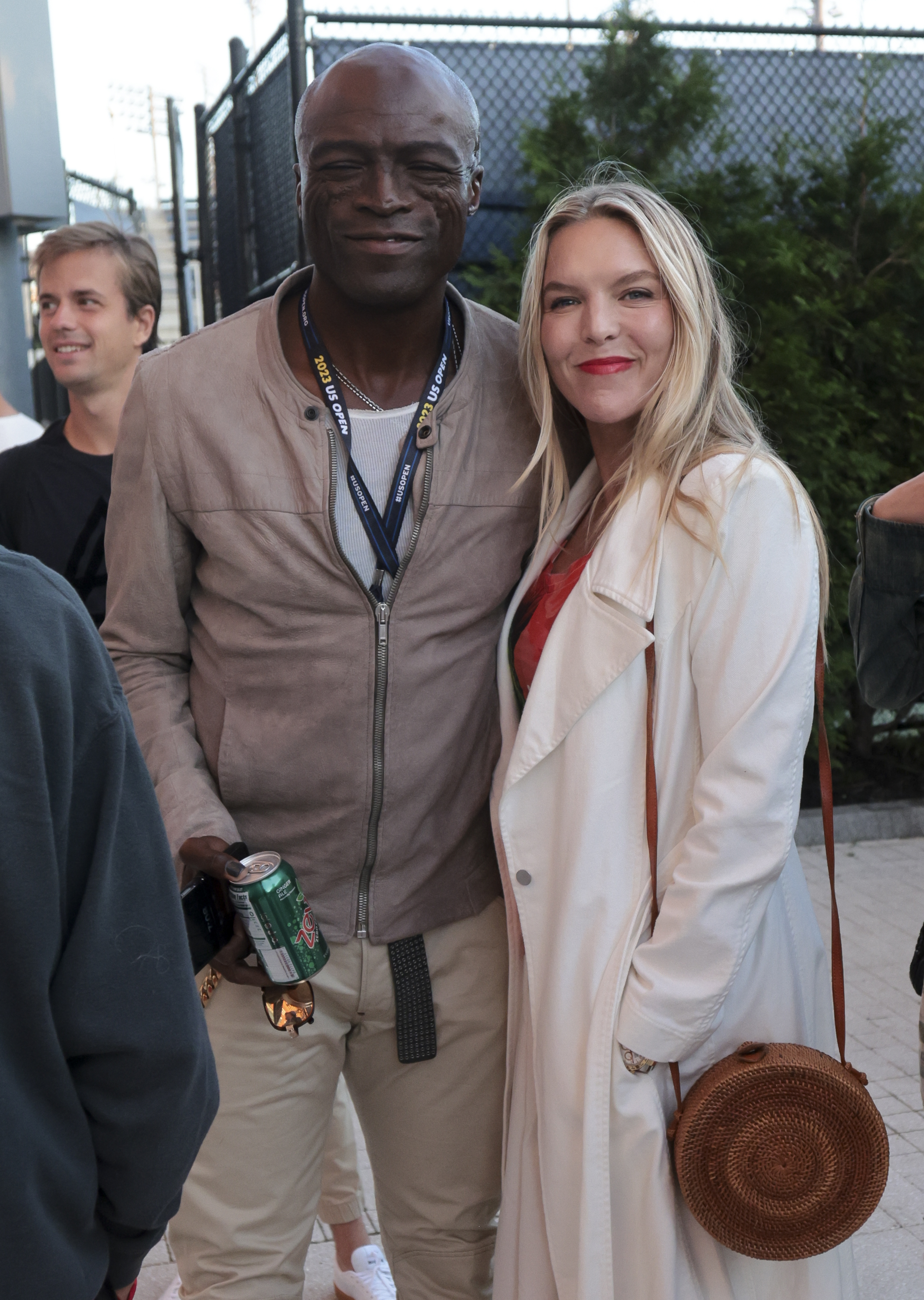 Seal y Laura Strayer en el US Open 2023 en el estadio Arthur Ashe del USTA Billie Jean King National Tennis Center el 1 de septiembre de 2023 en Nueva York.