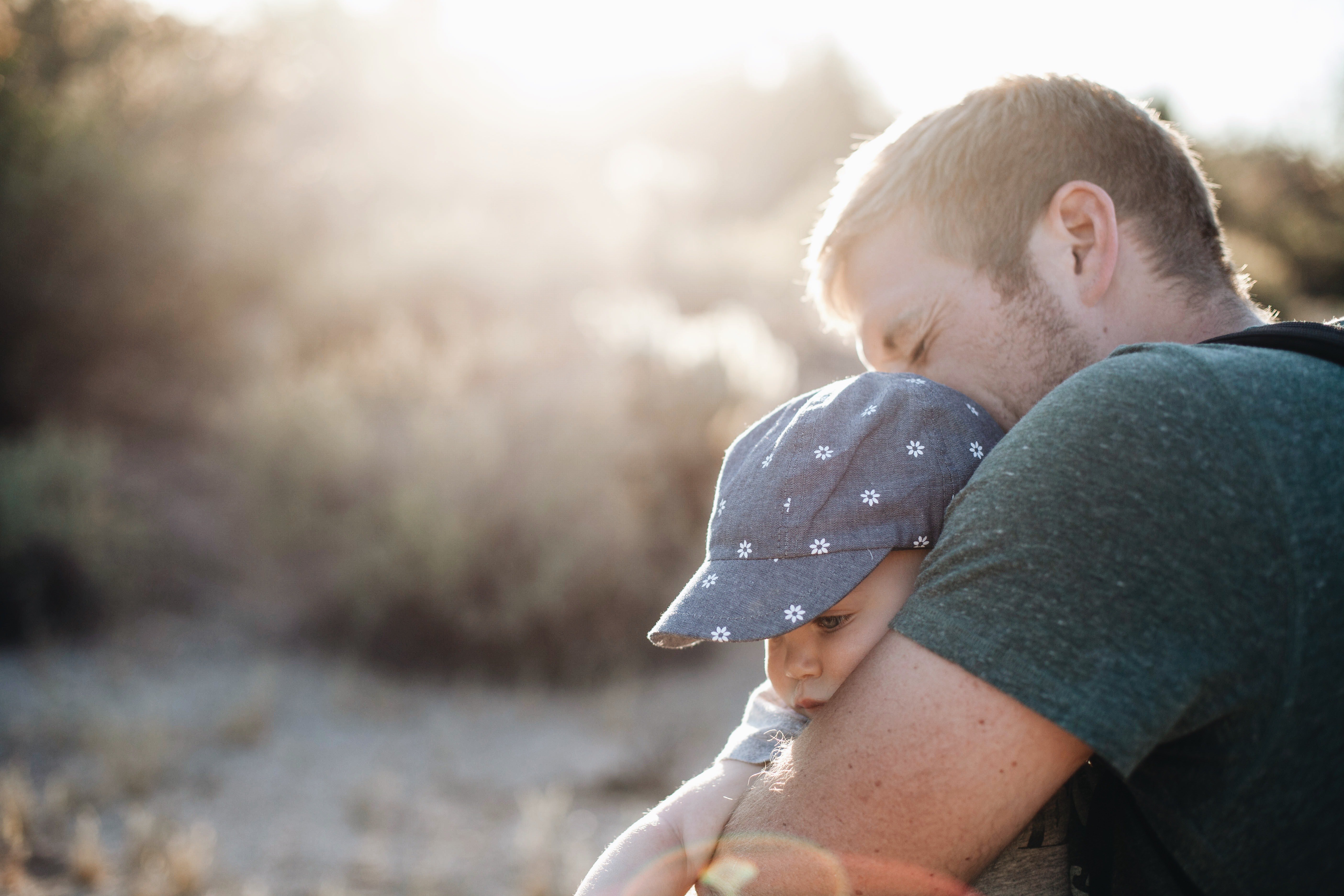 Un padre abrazando a su hijo | Fuente: Pexels