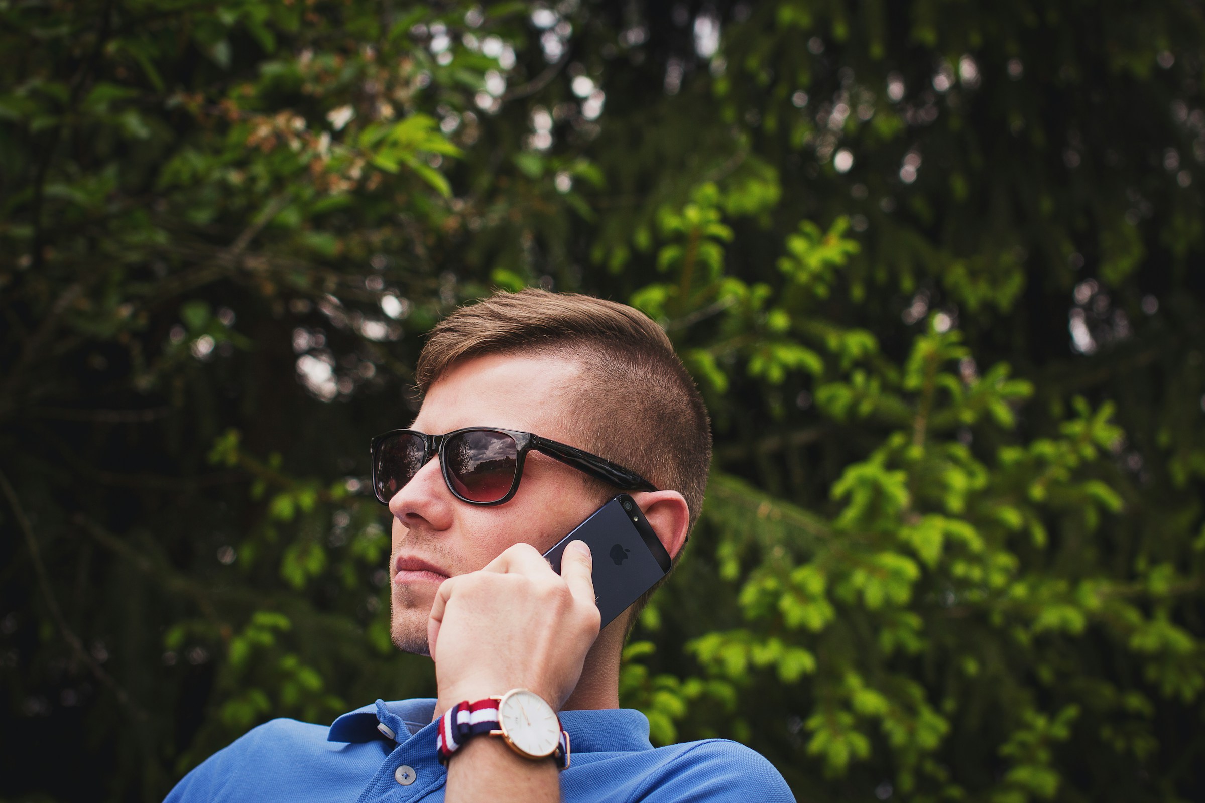 Un joven hablando por teléfono | Fuente: Unsplash