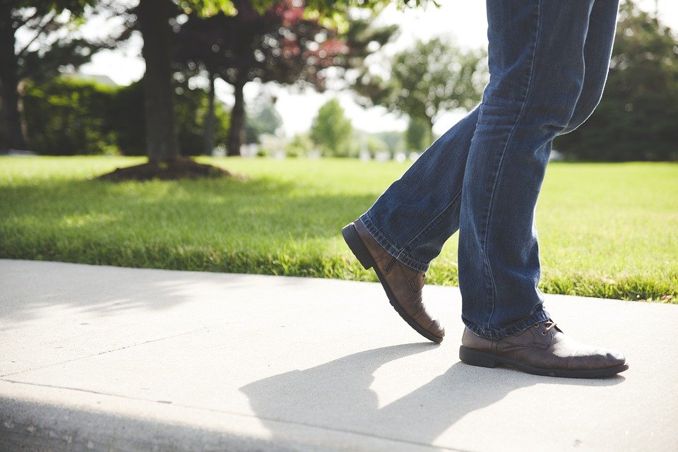 Hombre caminando. | Imagen: Pixabay
