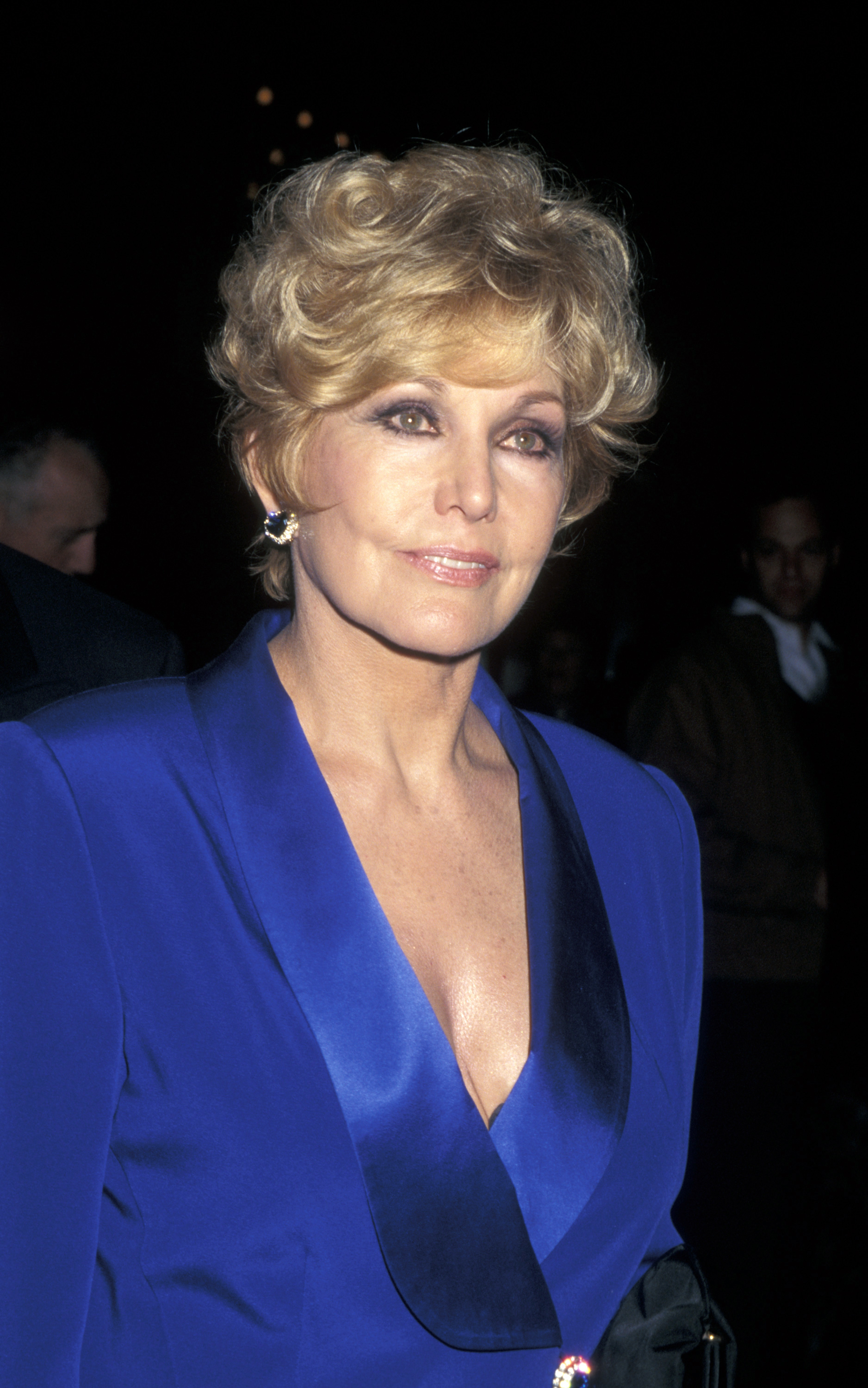 Kim Novak acude al estreno en Nueva York de la versión recién restaurada de "Vertigo", luciendo un llamativo conjunto de satén azul con un escote pronunciado. | Fuente: Getty Images